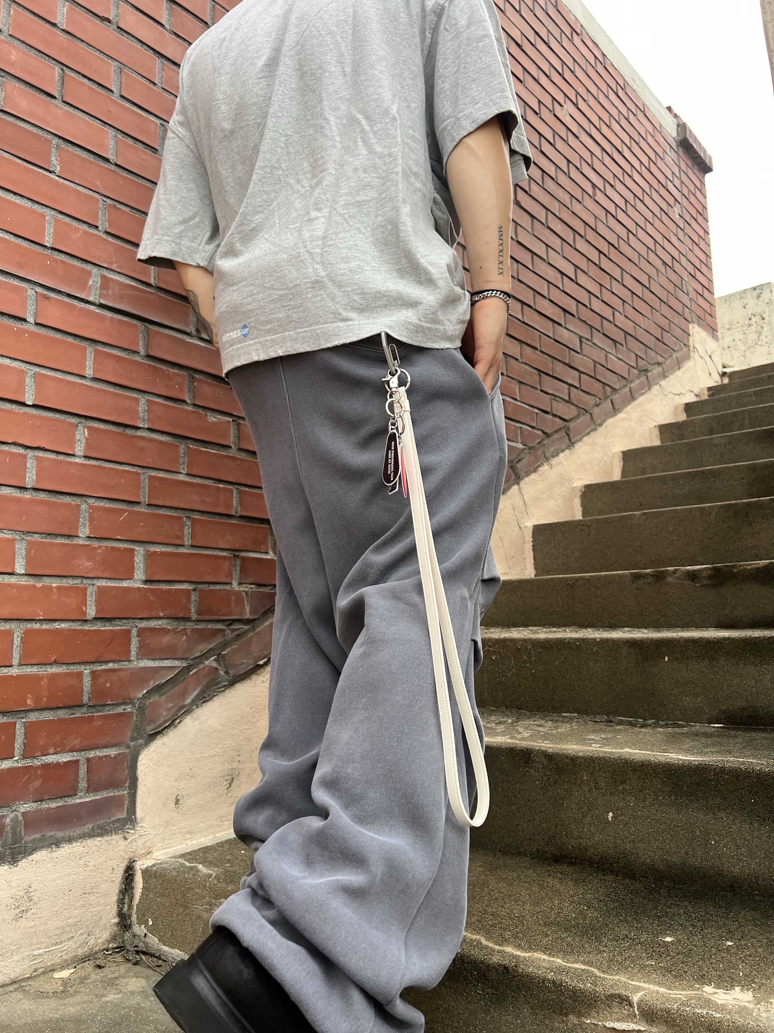Nonnod Puckering News T-shirt Vintage grey 착용 스타일 - 6
