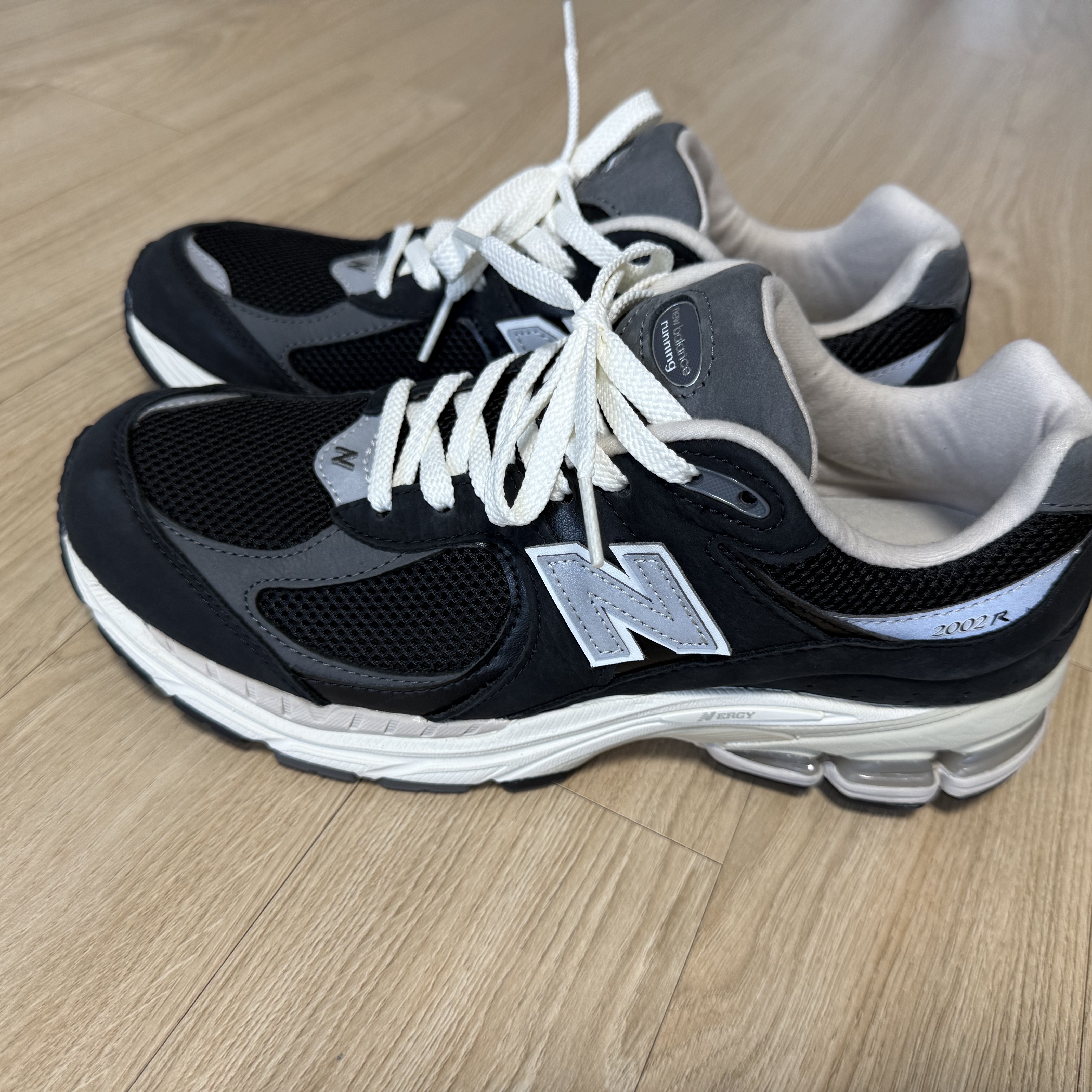 New Balance 2002R Premium Vintage Black 착용 스타일