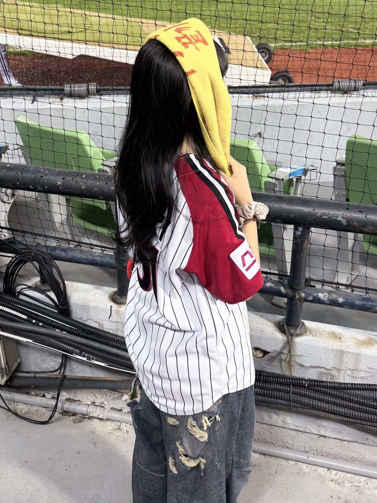 BAPE Baby Milo Plush Mobile Bag Red, LG Twins x Prospecs 2025 Authentic Seoul Uniform Red (Non Marking Ver.) 착용 스타일 - 2