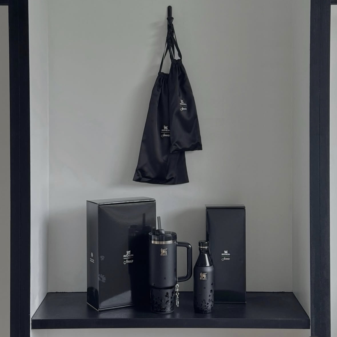 Stanley x Jennie 1913 Quencher Luxe Tumbler 887ml Midnight Ruby 착용 스타일