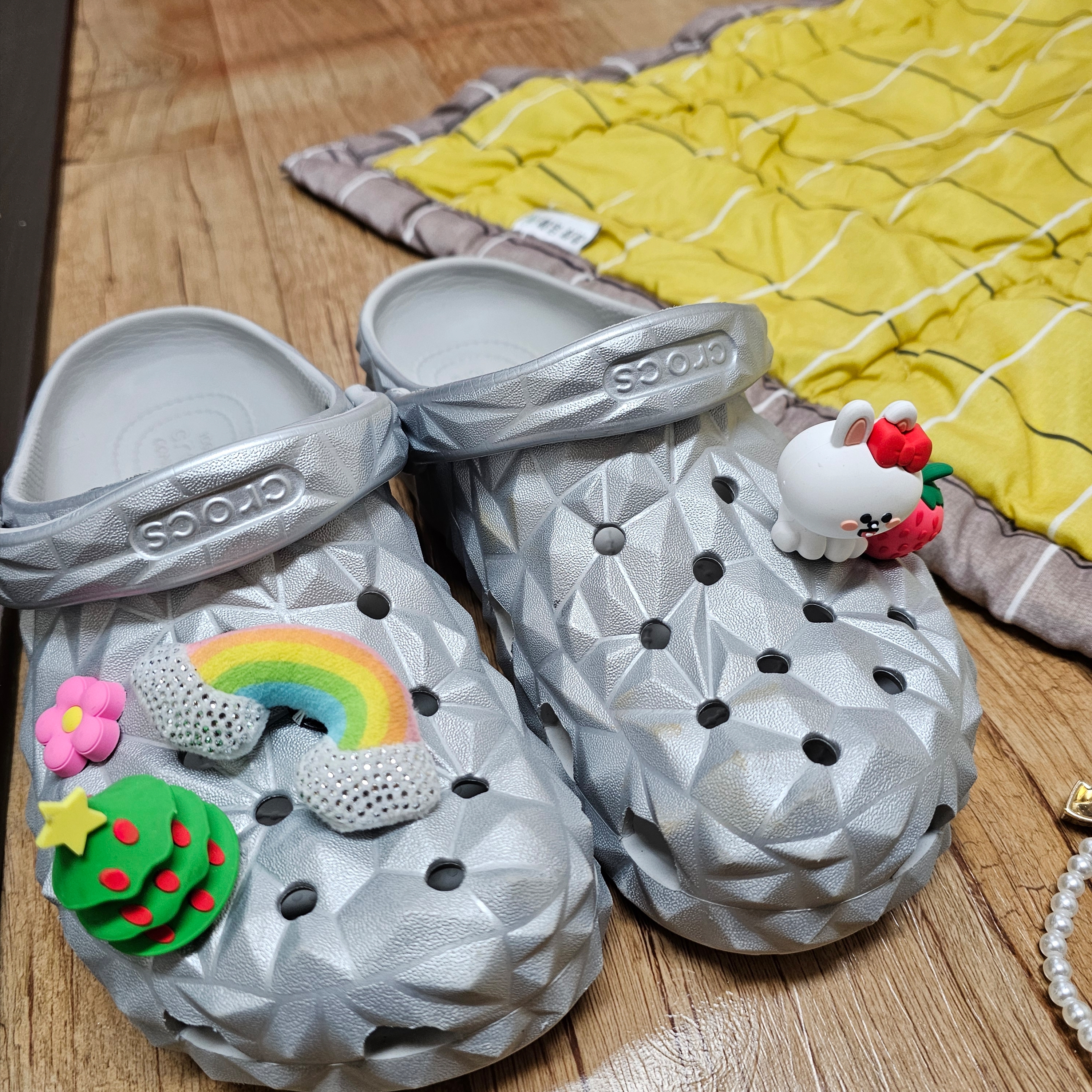 Crocs Classic Metallic Geometric Clog Silver 착용 스타일 - 2