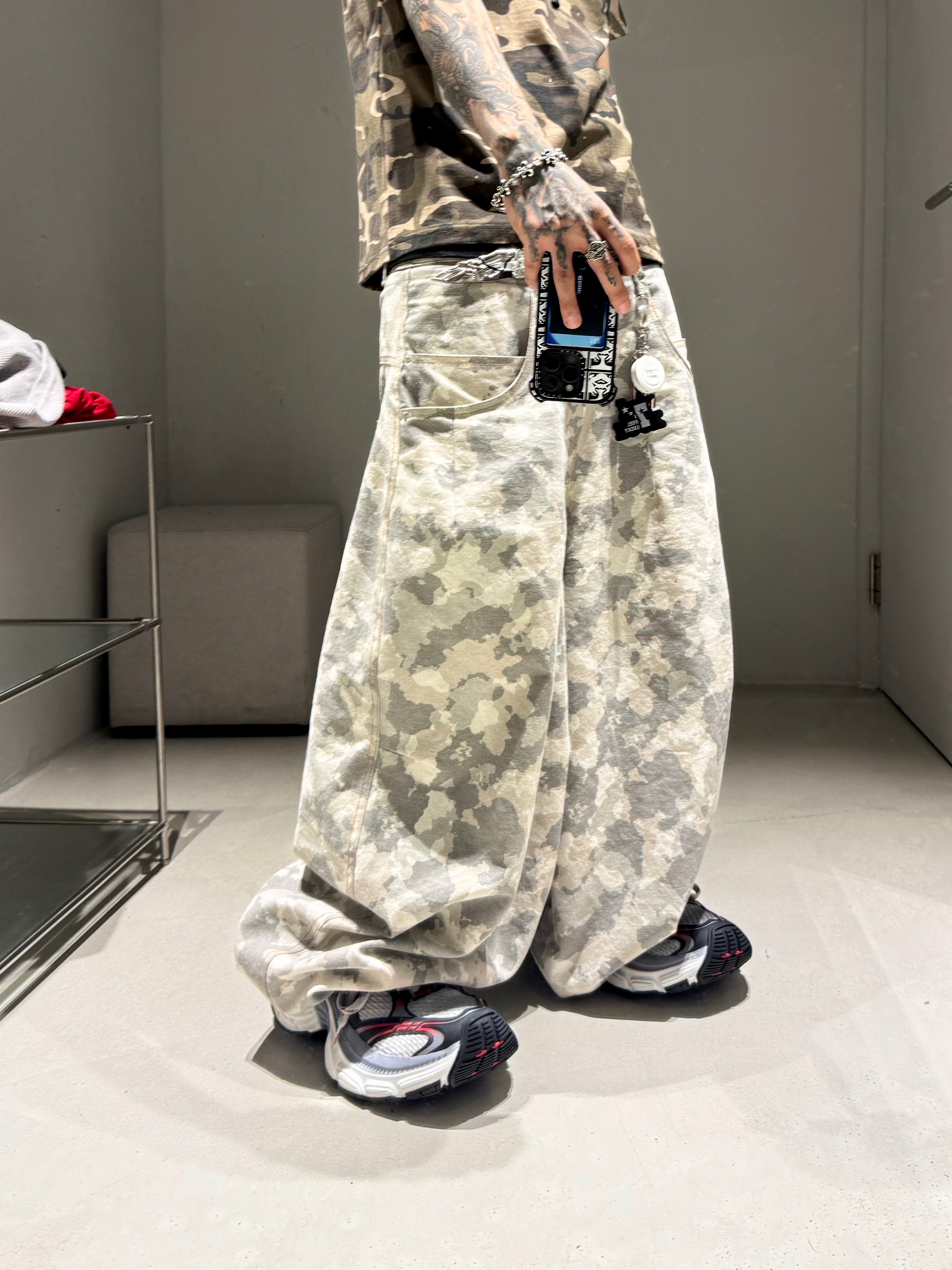 Balenciaga 10XL Sneakers Grey White Red 착용 스타일 - 5