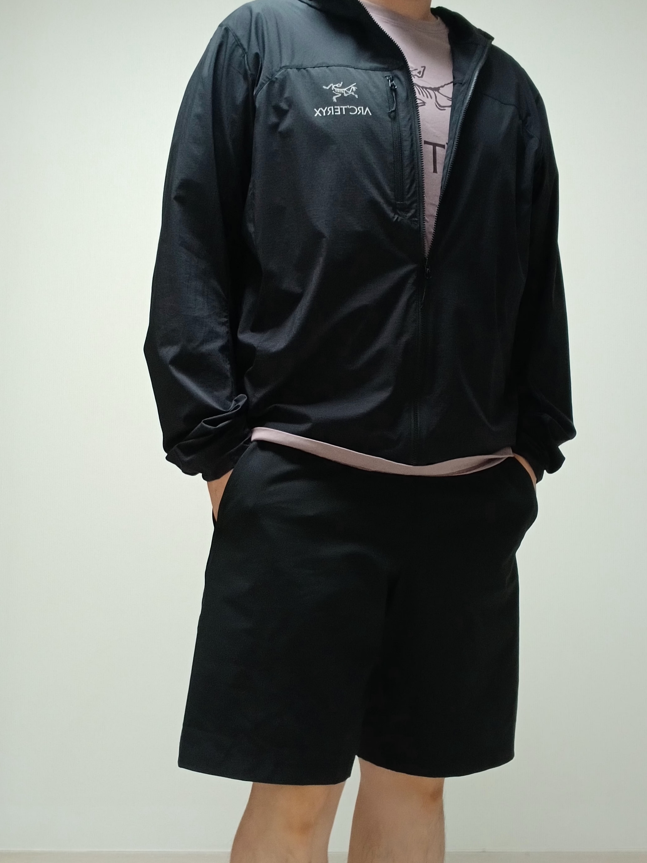Arc'teryx Squamish Hoody Black, Arc'teryx Arc'word Logo SS T-Shirt Interstellar Phantasm 착용 스타일 - 6