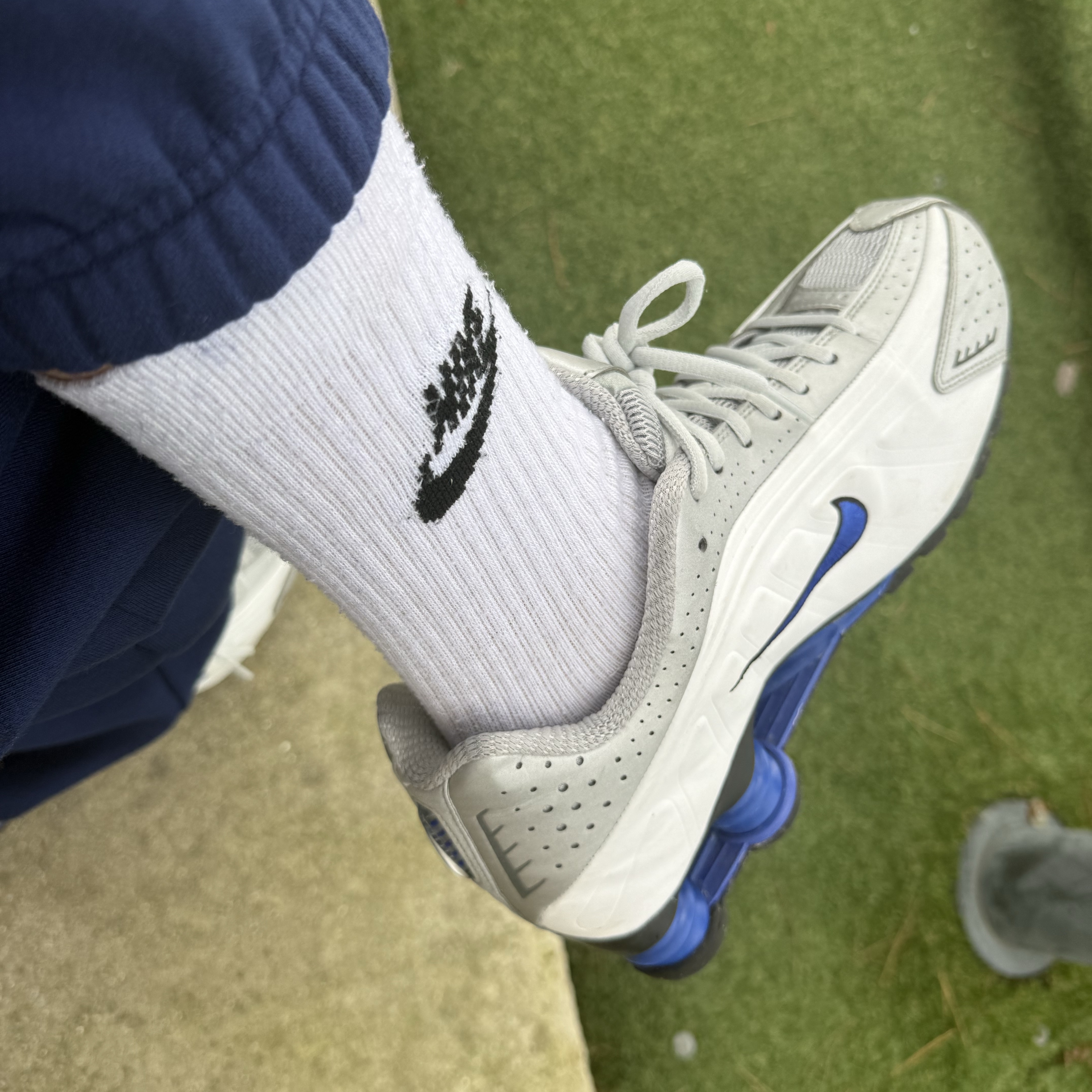 Nike Shox R4 White Racer Blue, Nike NSW Everyday Essential Crew Socks White (3 Pack/Korean Ver.) 착용 스타일 - 2