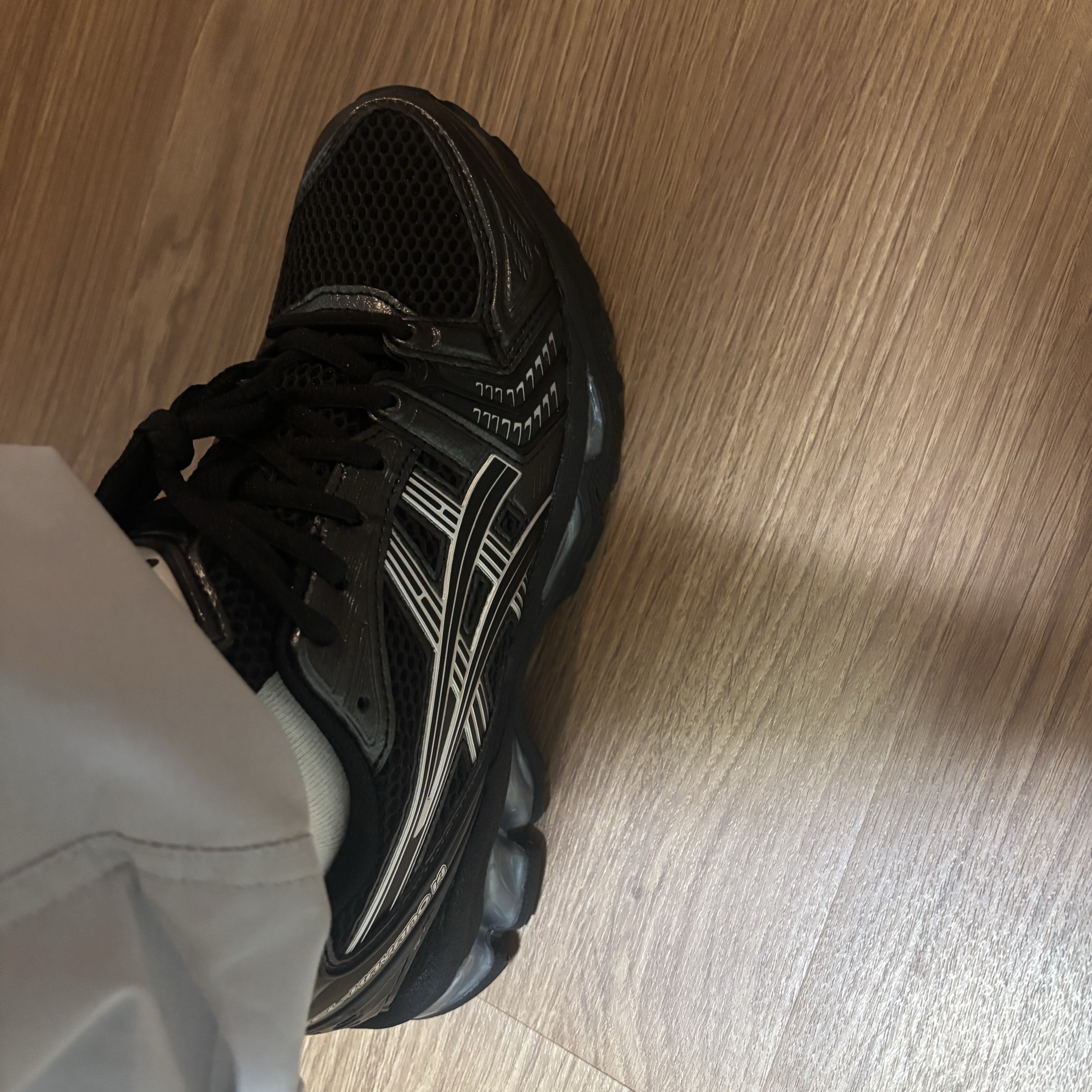 Asics Gel-Kayano 14 Black Pure Silver 착용 스타일 - 3