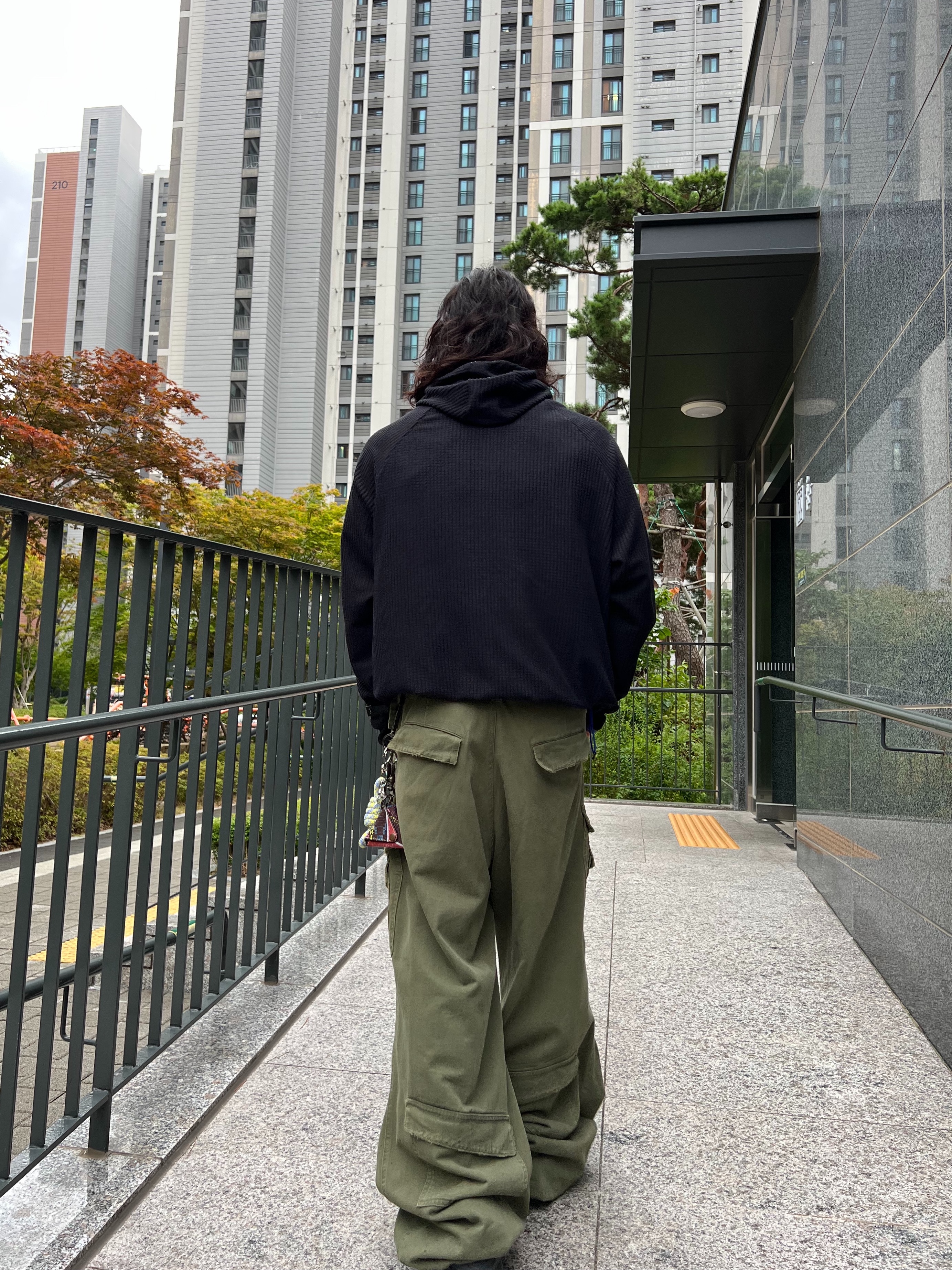 Nonnod Double Pocket Cargo Pants Vintage khaki, Oakley Factory Team Suede Flesh Edge Boots Yellow 착용 스타일 - 6