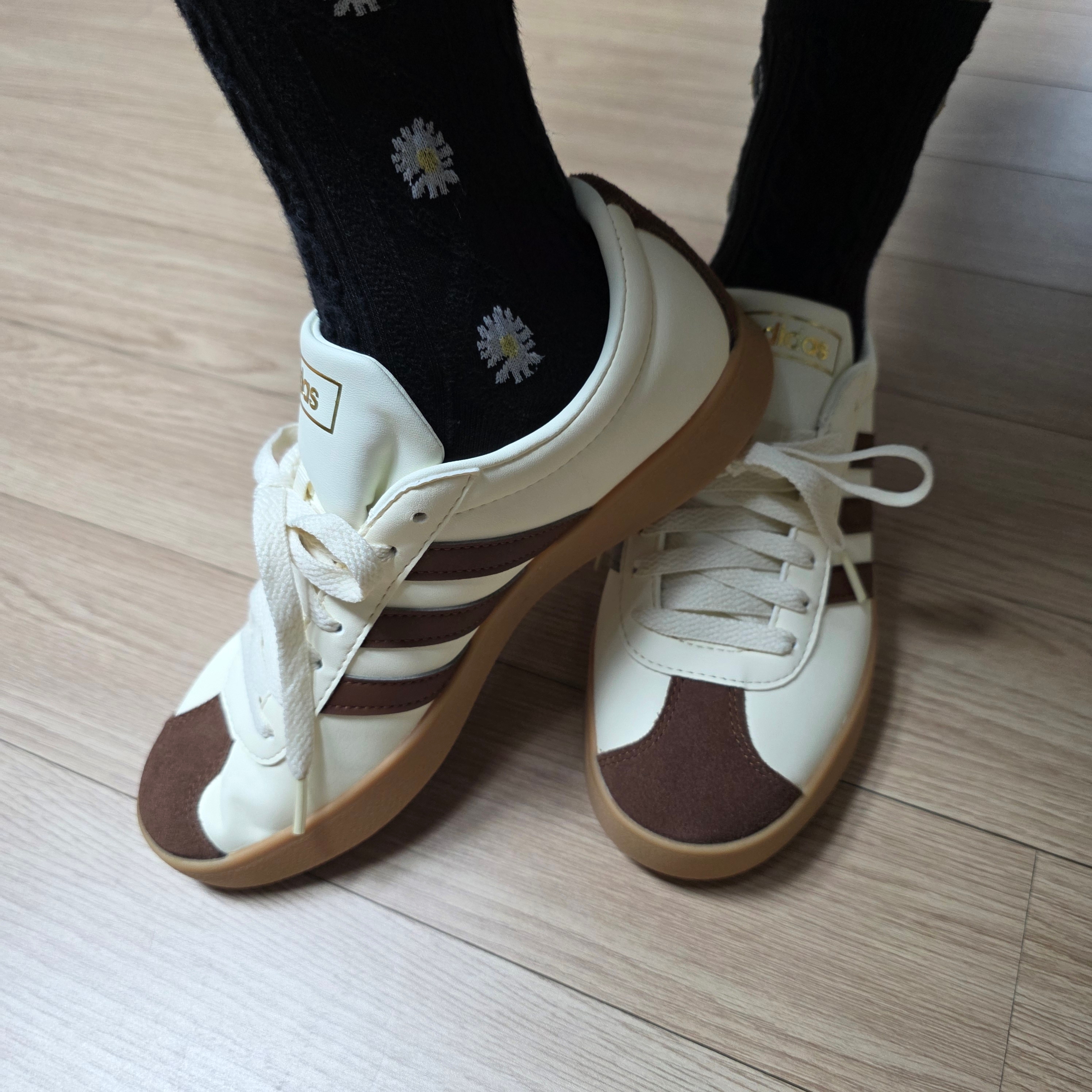 Adidas VL Court 2.0 Cream Brown 착용 스타일 - 1
