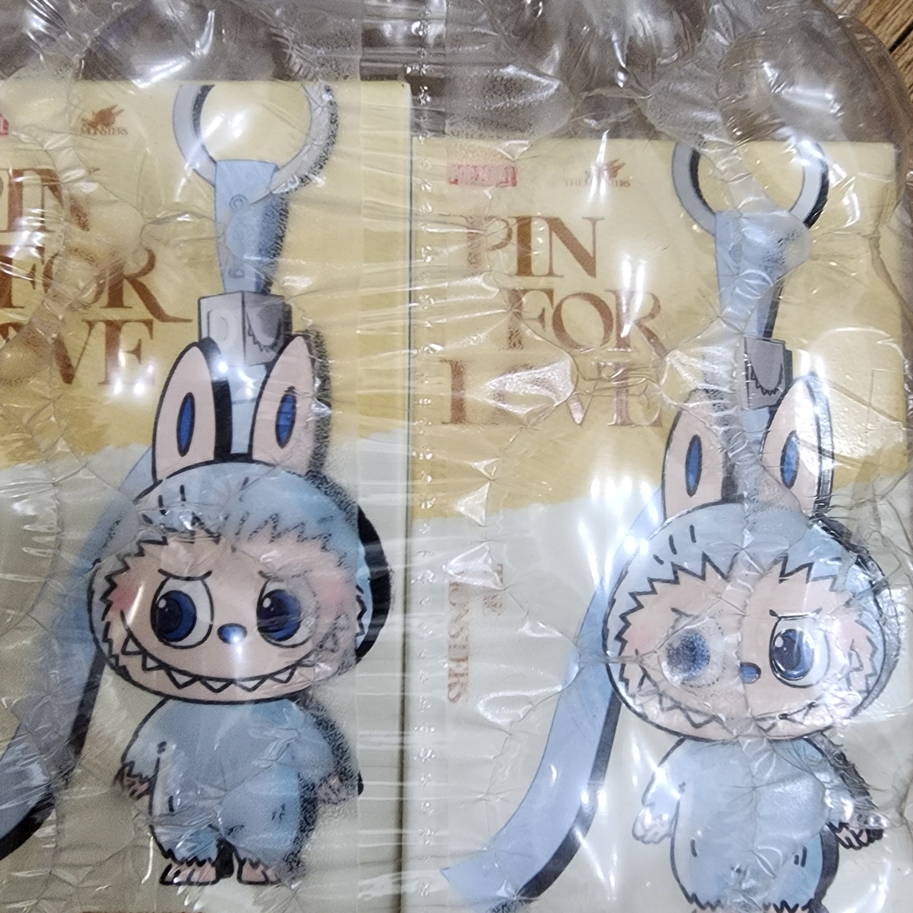 Pop Mart Labubu The Monsters Pin For Love Series Vinyl Plush Pendant Sealed Case (A-M) (1 Blind Box) 착용 스타일