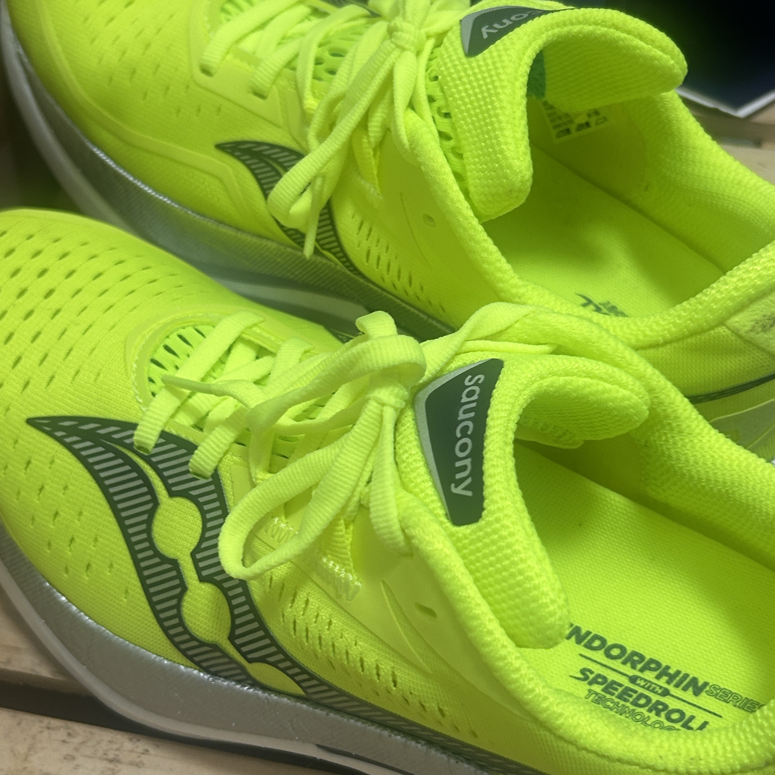 Saucony Endorphin Speed 4 Citron Navy 착용 스타일