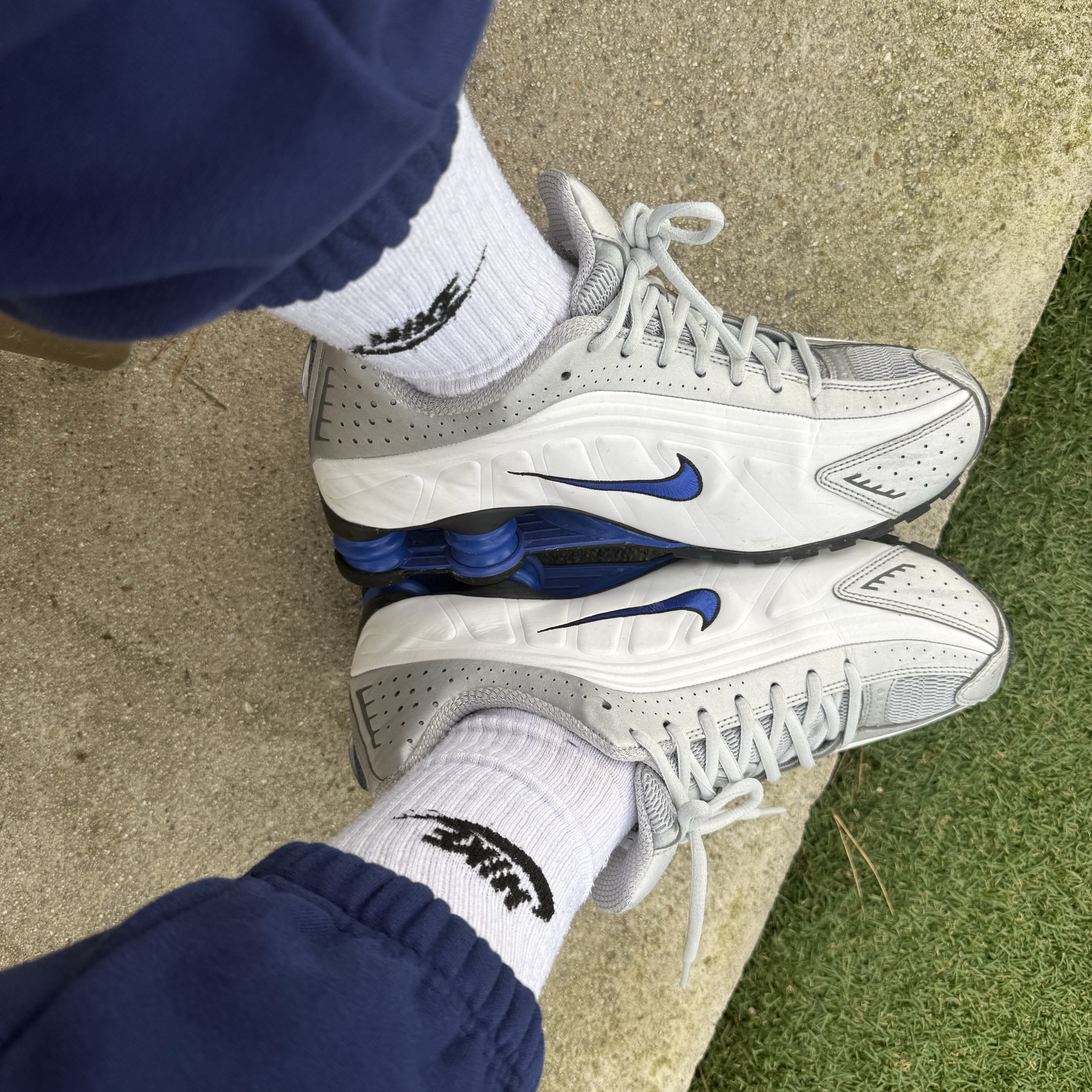 Nike Shox R4 White Racer Blue, Nike NSW Everyday Essential Crew Socks White (3 Pack/Korean Ver.) 착용 스타일 - 1