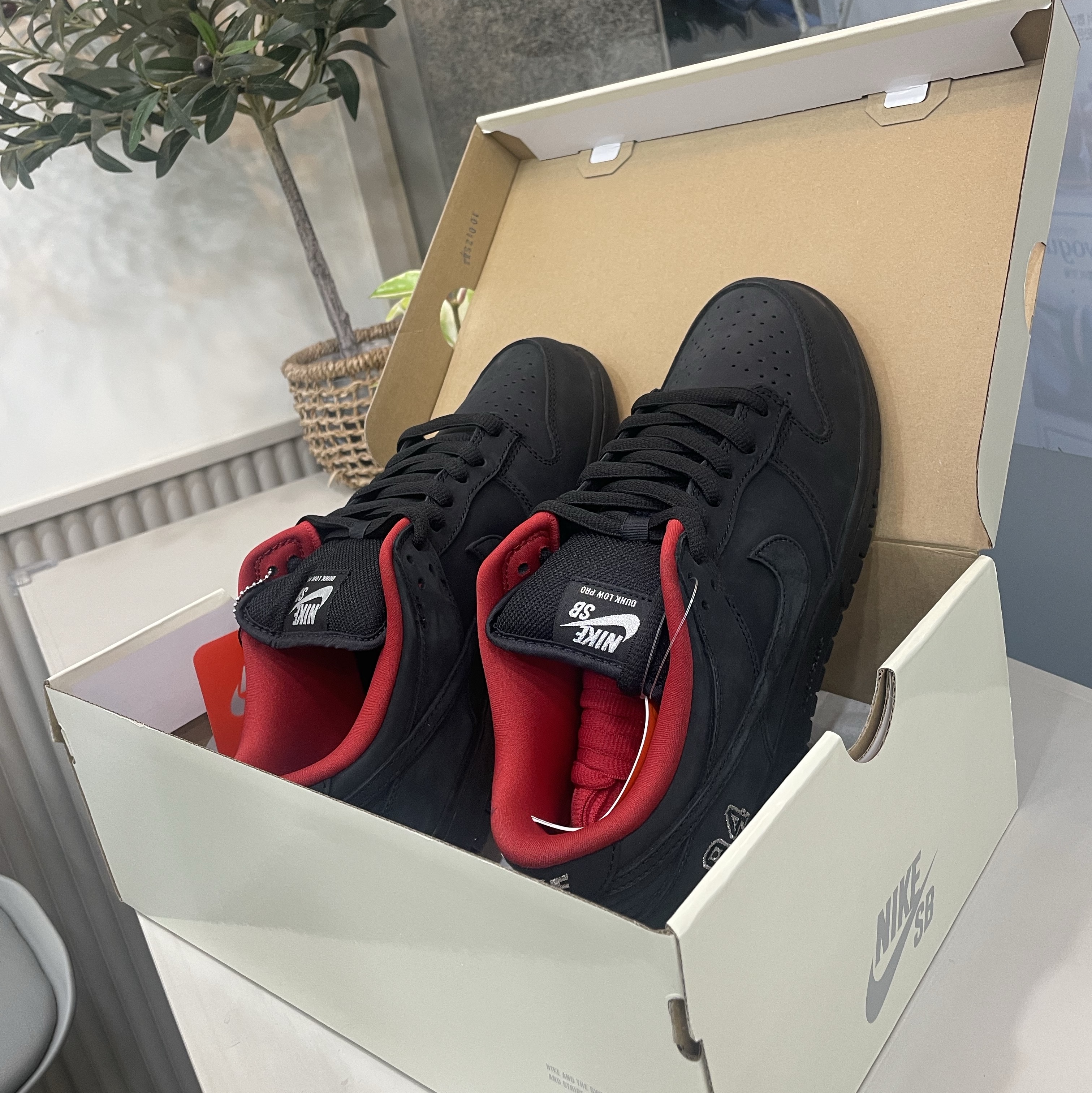 Nike x Supreme SB Dunk Low Black 착용 스타일 - 1
