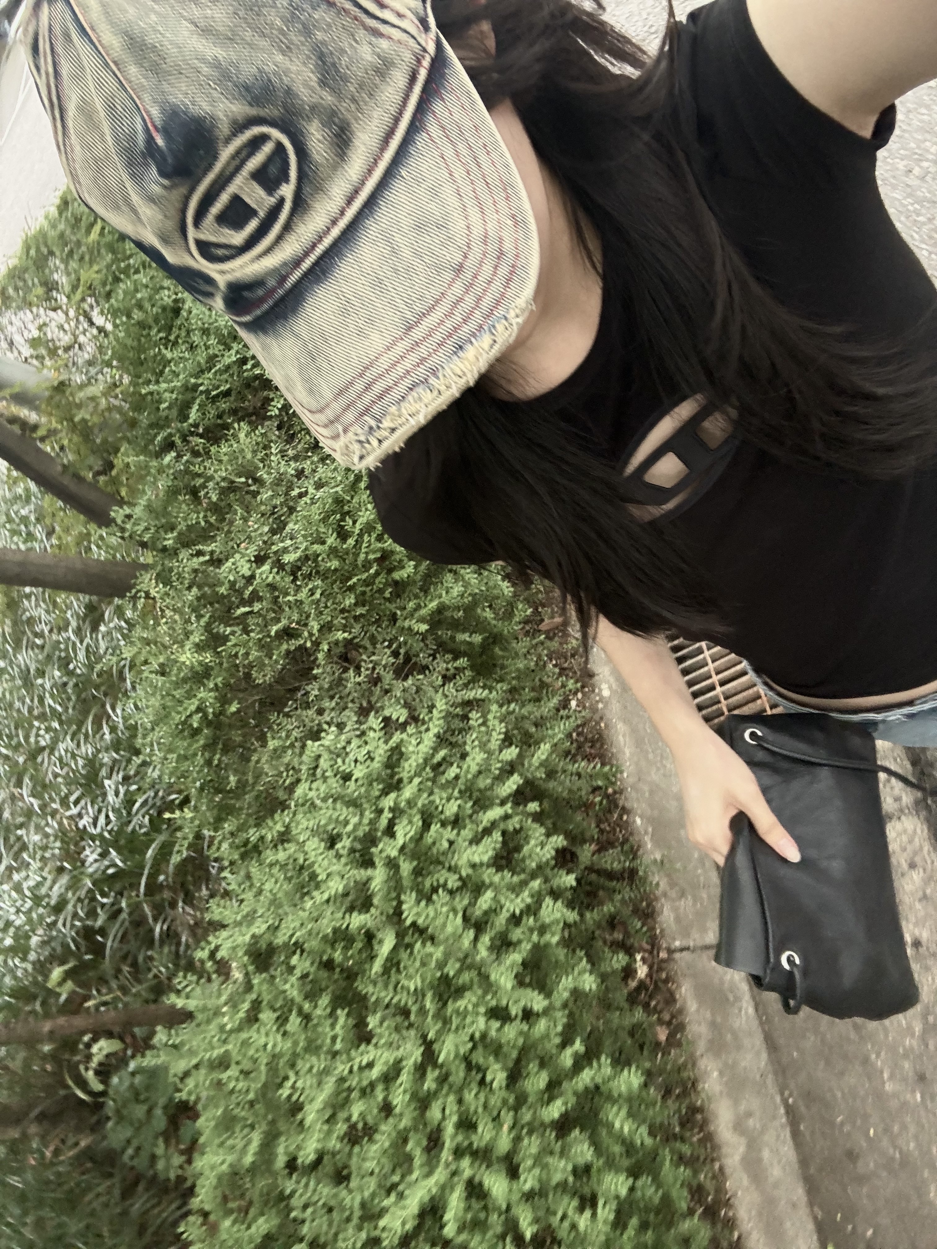 Diesel C-Seymon Treated Denim Baseball Cap Blue White, (W) Diesel T-Angie Peekaboo Logo T-Shirt Black 착용 스타일