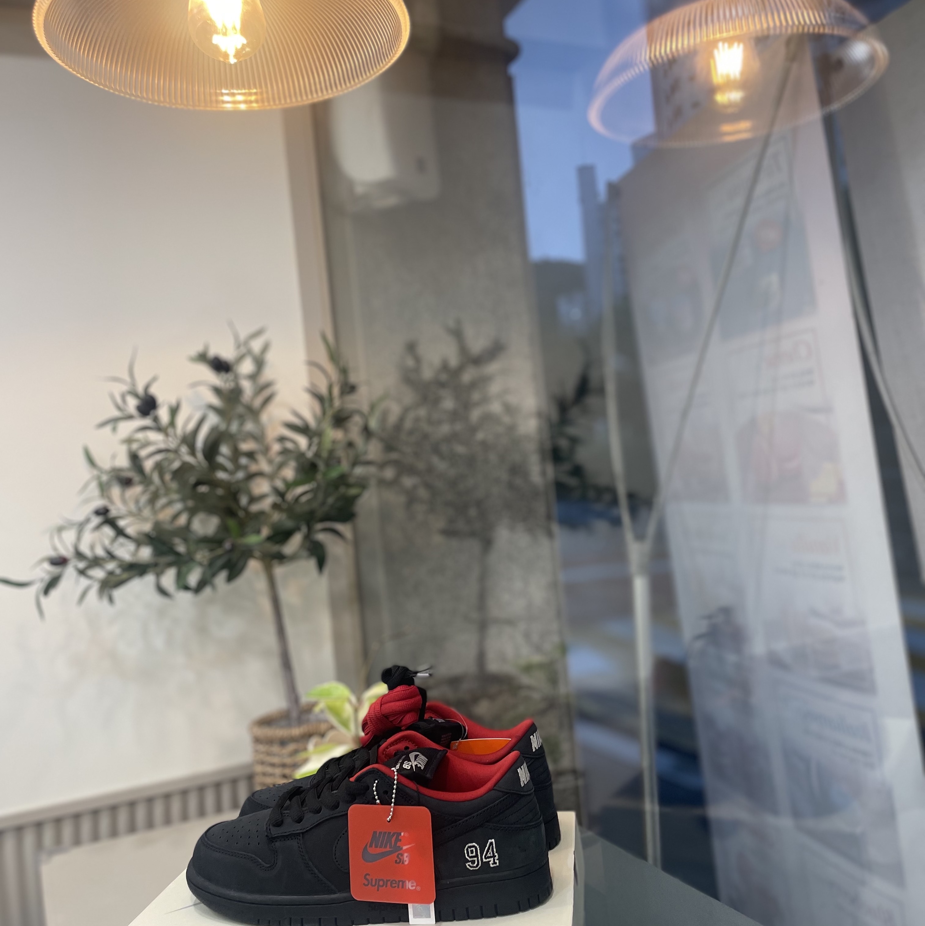 Nike x Supreme SB Dunk Low Black 착용 스타일 - 2
