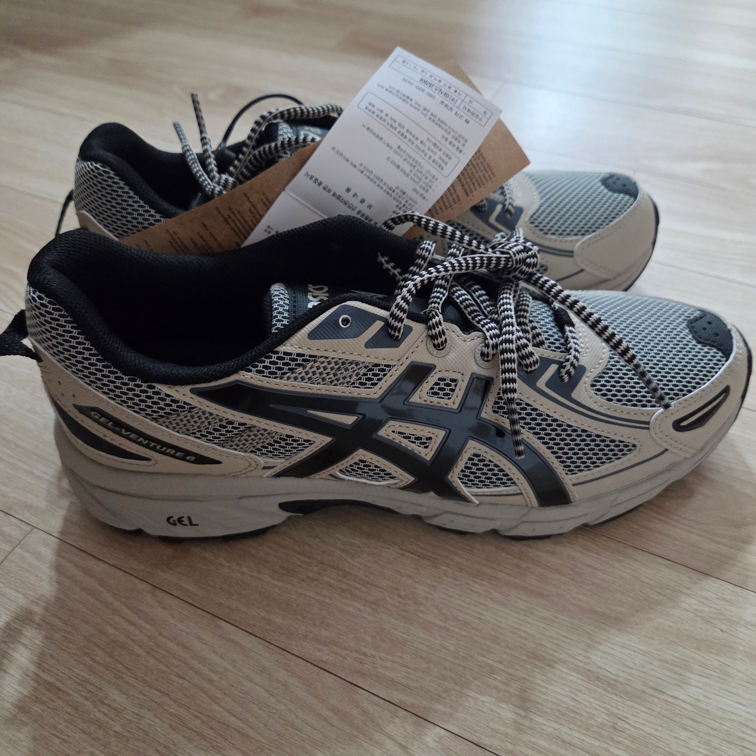 Asics Gel-Venture 6 Feather Grey Black 착용 스타일 - 2