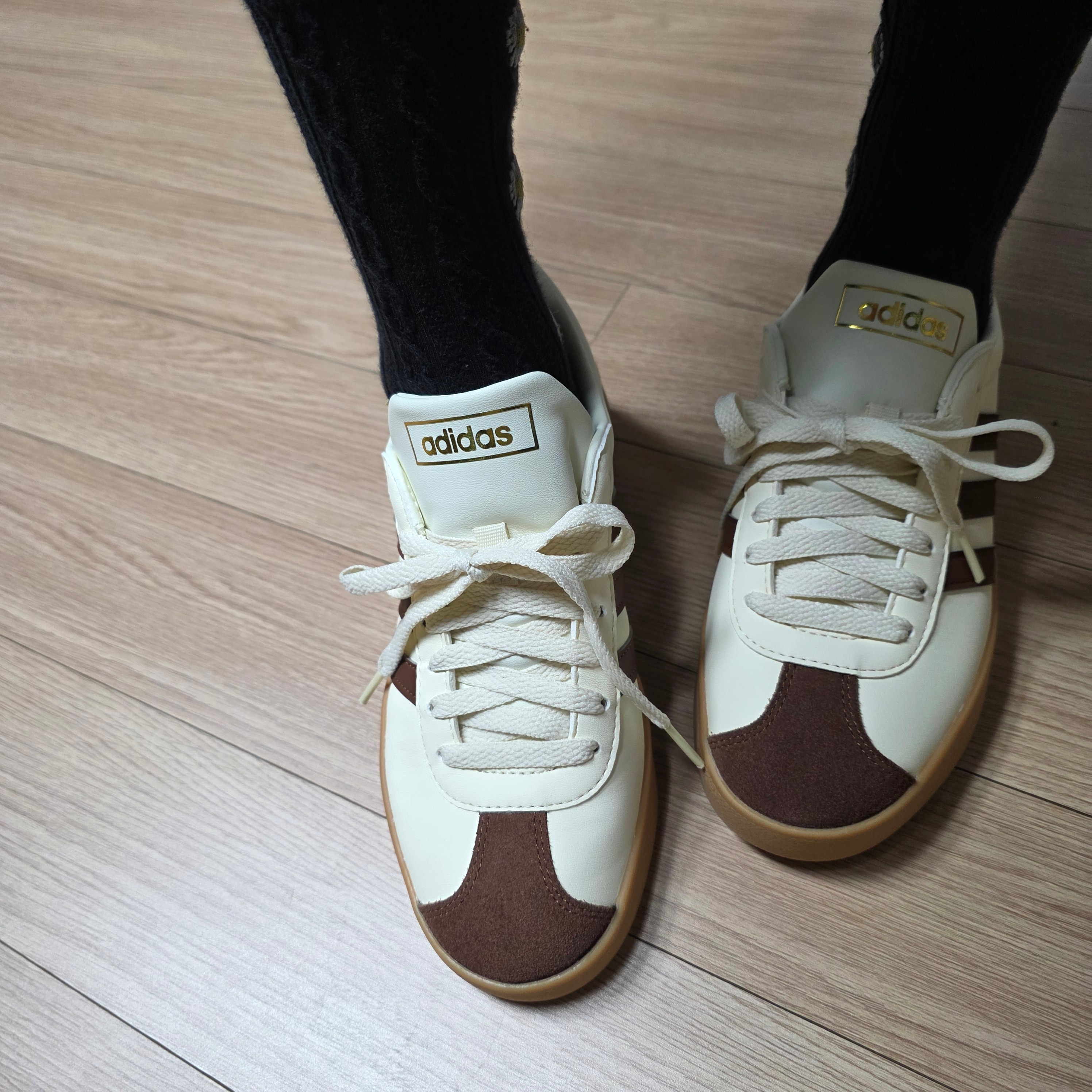 Adidas VL Court 2.0 Cream Brown 착용 스타일 - 2