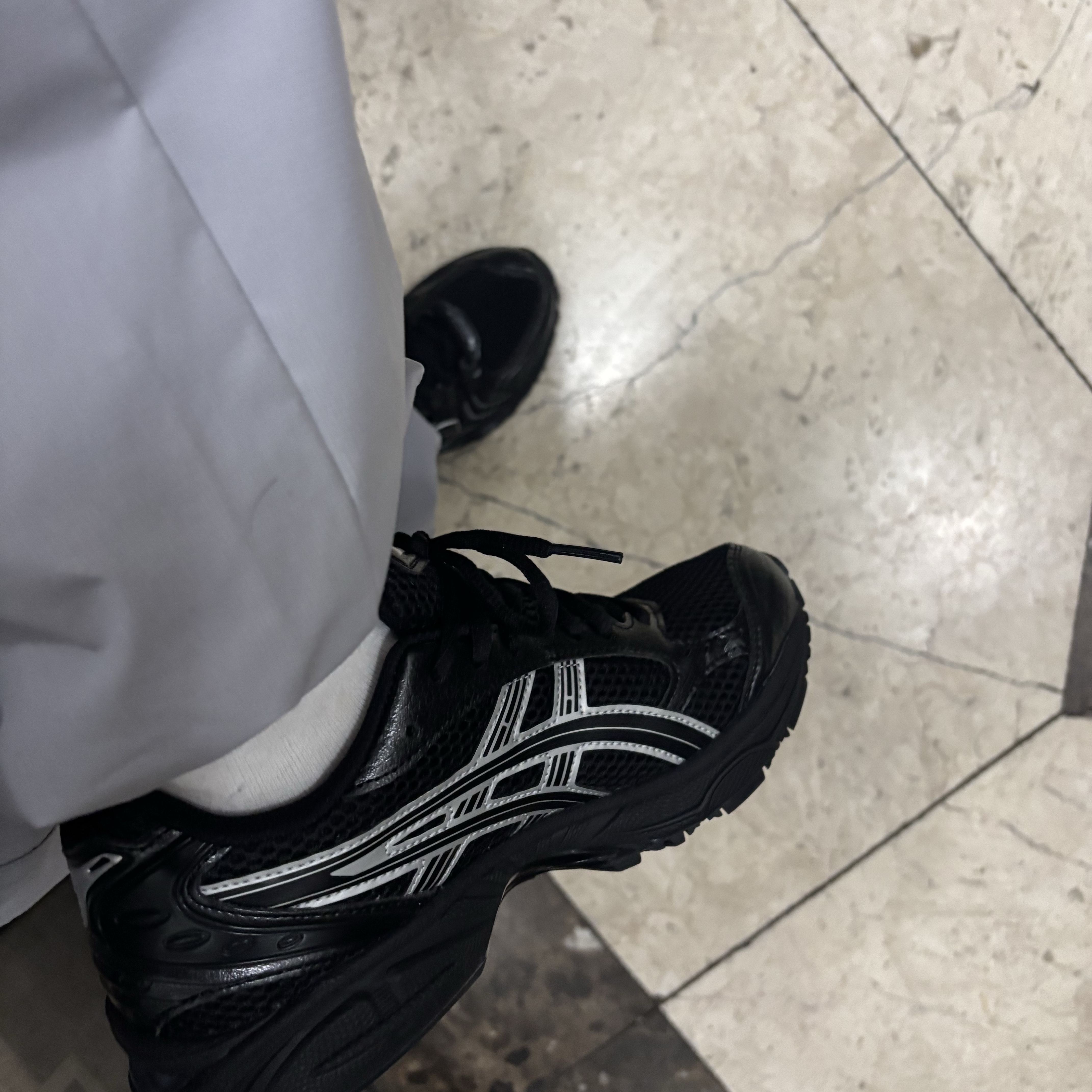 Asics Gel-Kayano 14 Black Pure Silver 착용 스타일 - 1