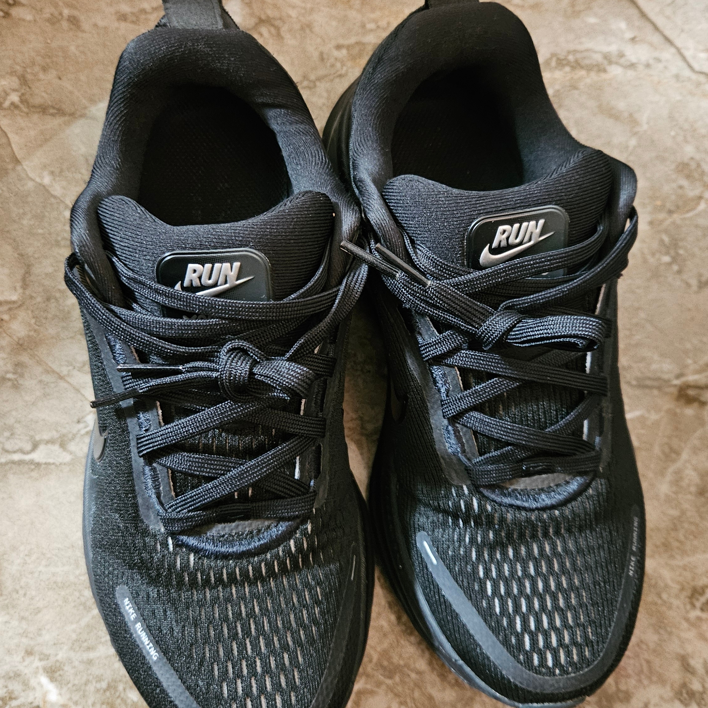 (W) Nike Vomero 18 Black Dark Smoke Grey 착용 스타일