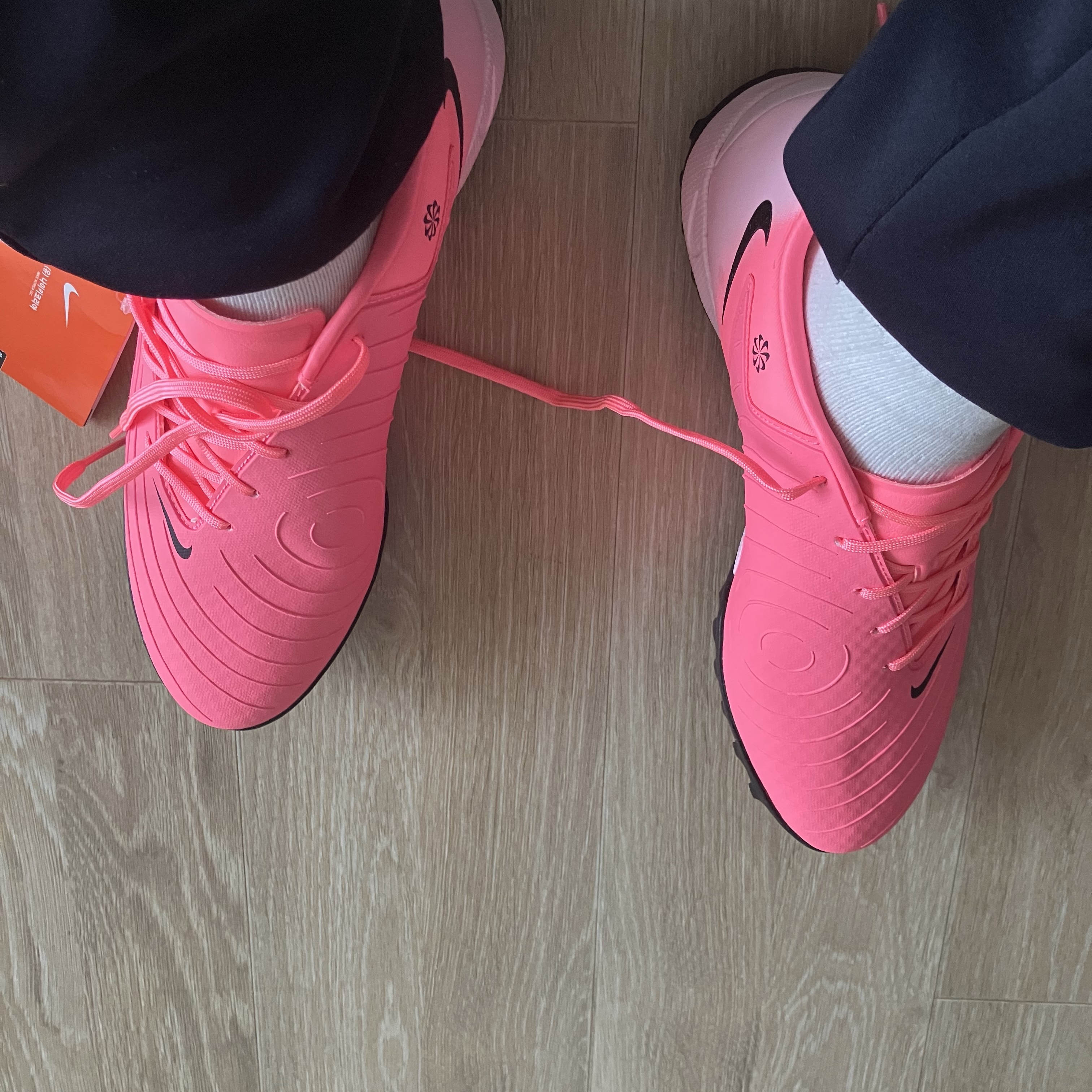 Nike Phantom GX 2 Academy TF Sunset Pulse Black 착용 스타일
