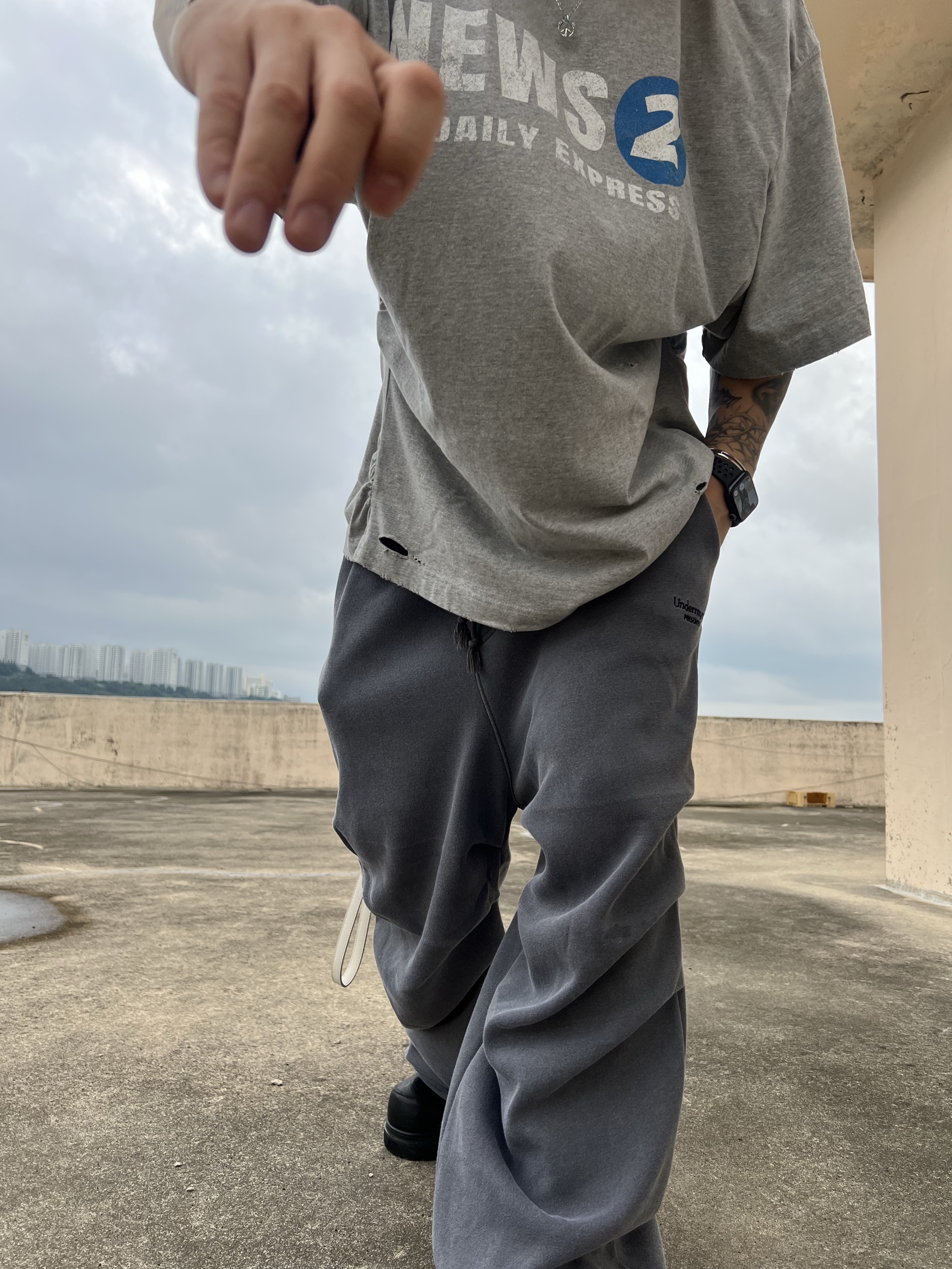 Nonnod Puckering News T-shirt Vintage grey 착용 스타일 - 5