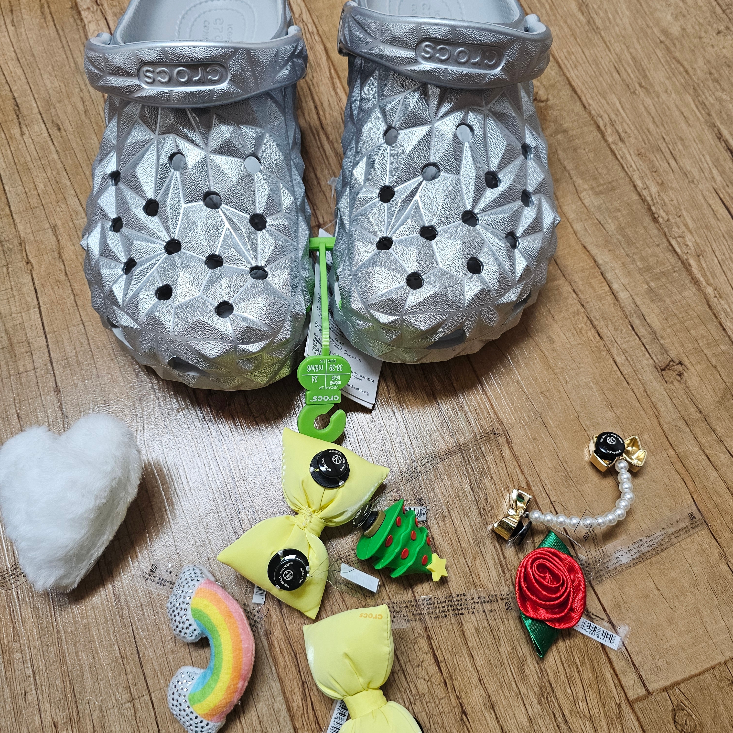 Crocs Classic Metallic Geometric Clog Silver 착용 스타일 - 3