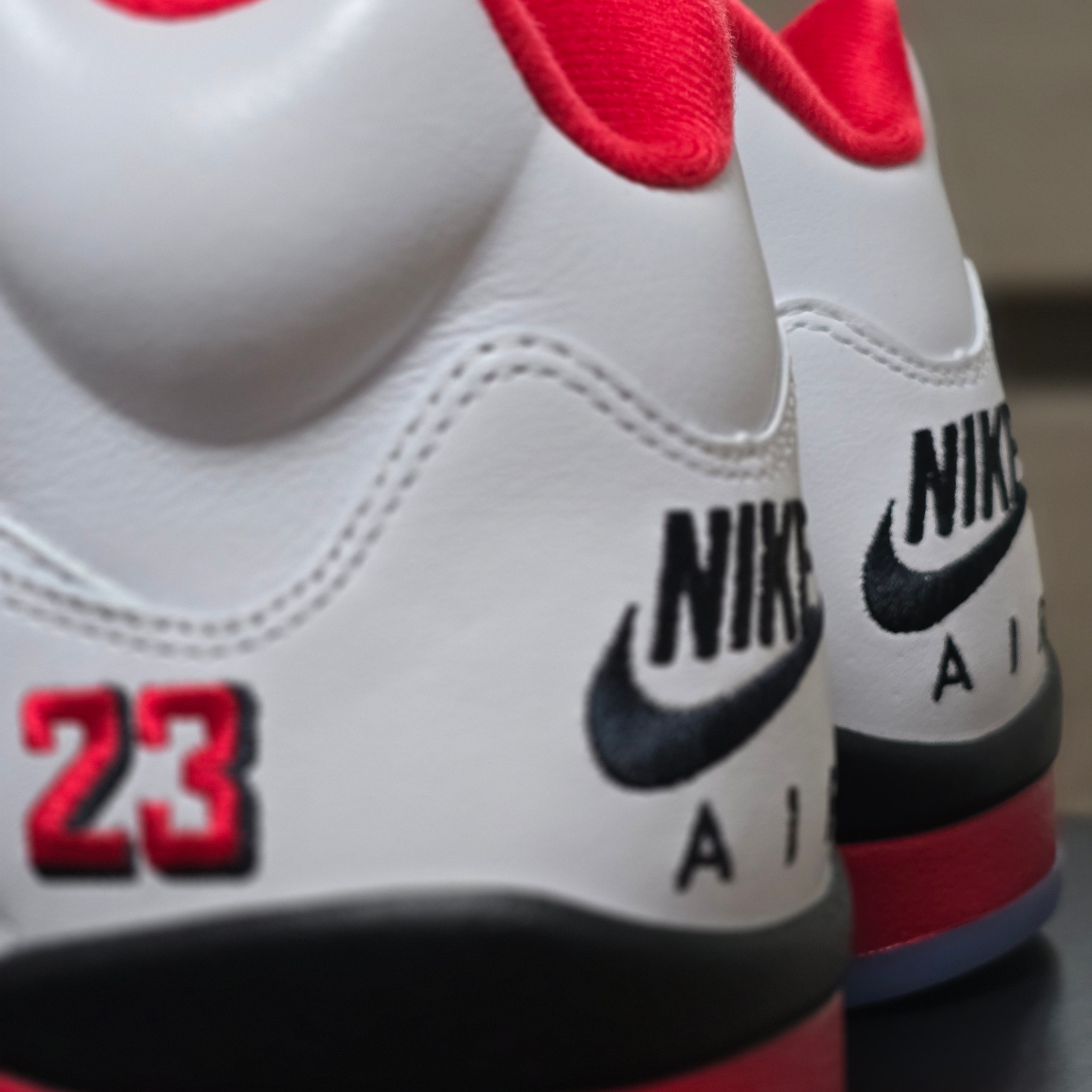 Jordan 5 Retro Fire Red Black Tongue 2025 착용 스타일 - 3