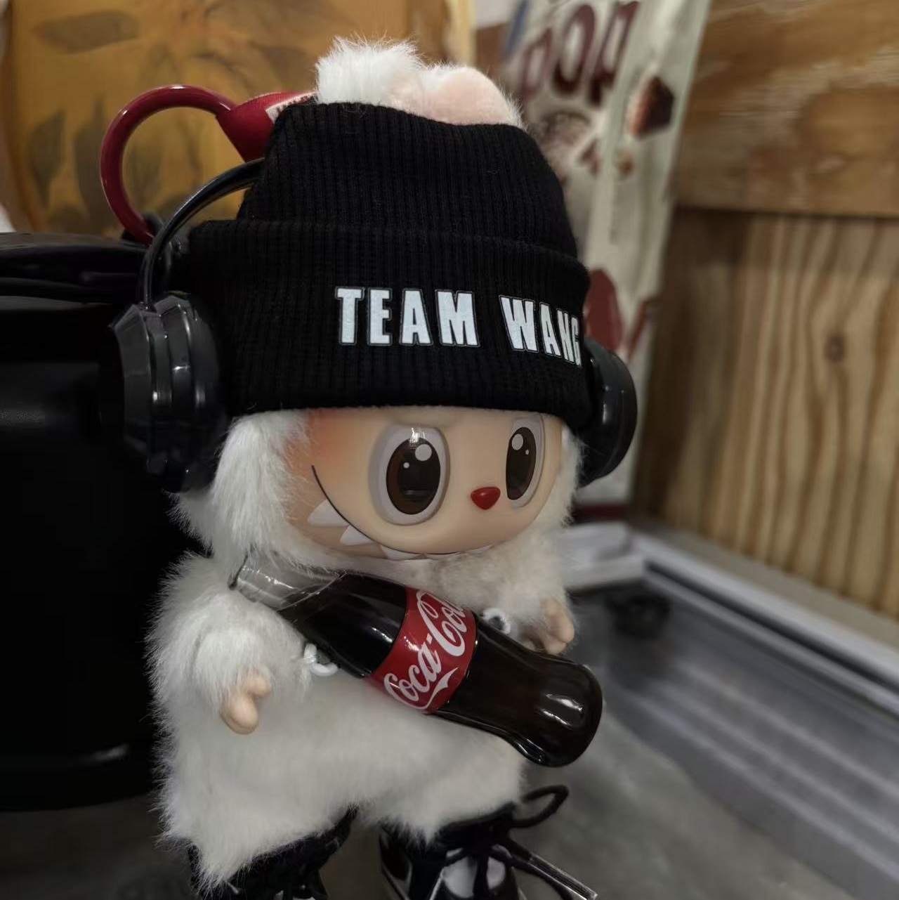 Pop Mart Labubu Coca Cola Series Surprise Shake Keyring (Opened Case) 착용 스타일