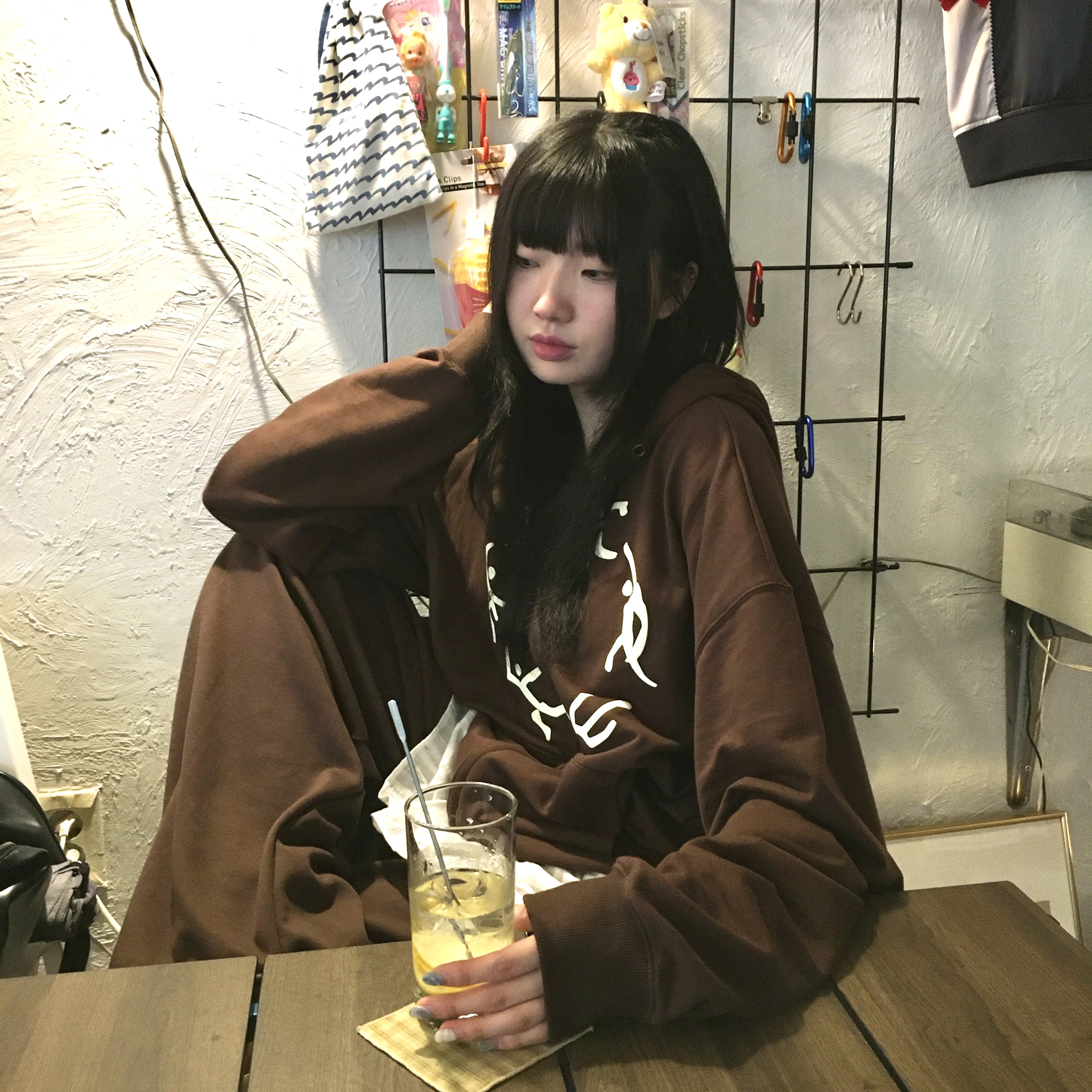 AMOU Dancing Circle Crop Hoodie Zip-Up Navy, AMOU Dancing Circle Crop Hoodie Zip-Up Brown 착용 스타일 - 2