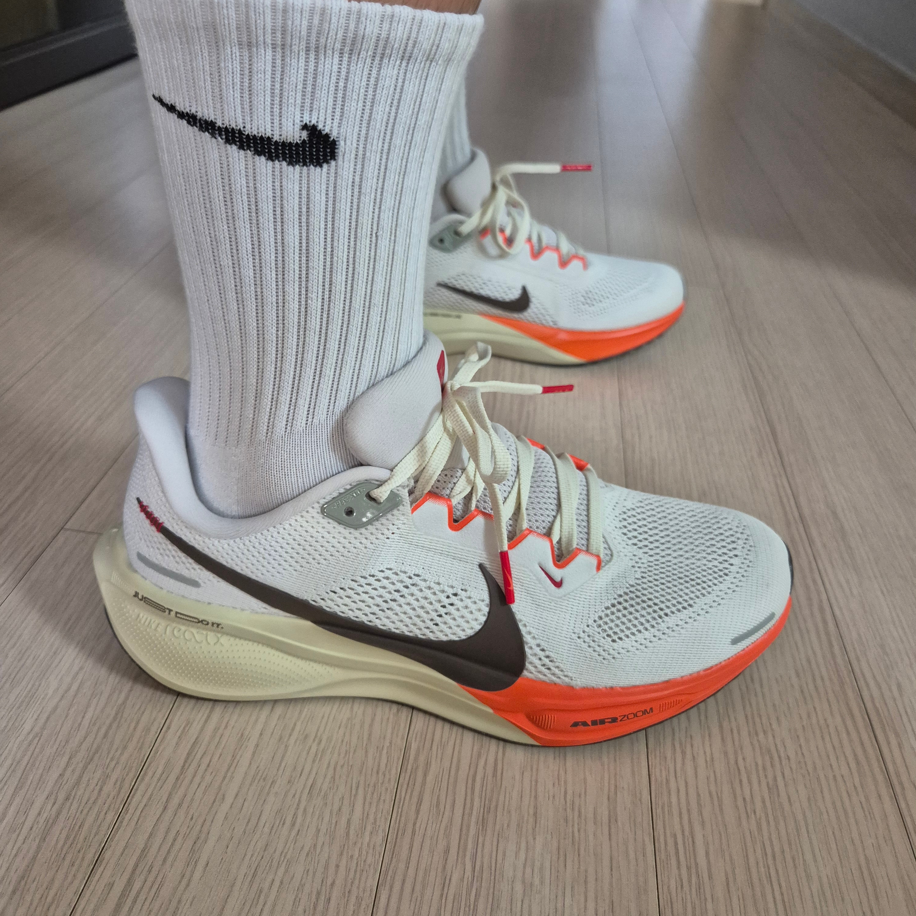 Nike Air Zoom Pegasus 41 Sail Light Khaki 착용 스타일 - 1