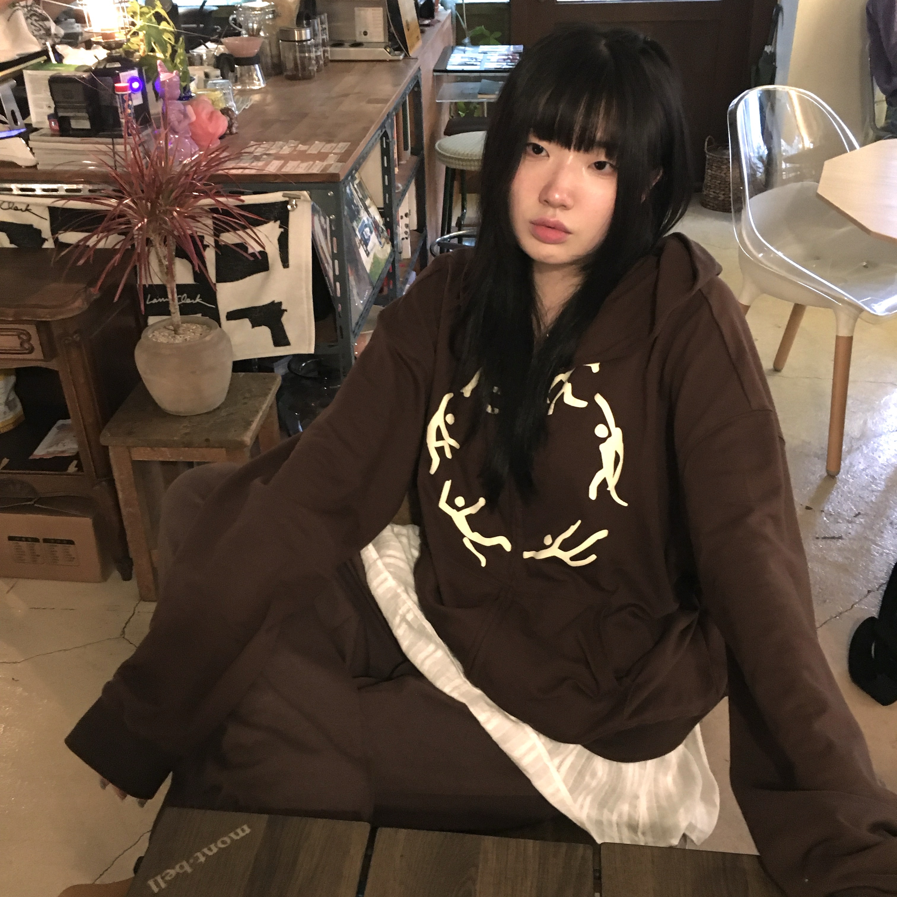 AMOU Dancing Circle Crop Hoodie Zip-Up Navy, AMOU Dancing Circle Crop Hoodie Zip-Up Brown 착용 스타일 - 5