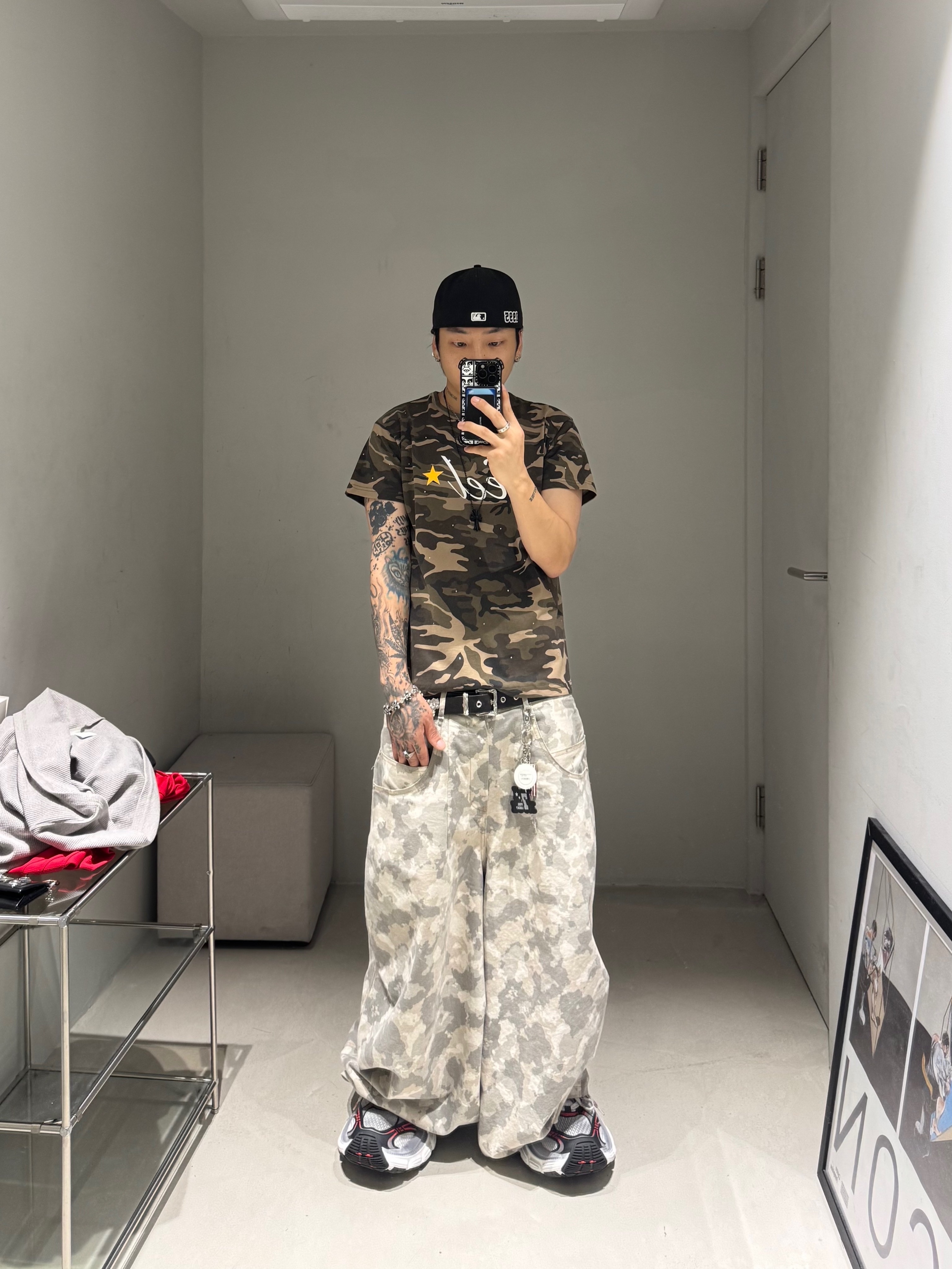 Balenciaga 10XL Sneakers Grey White Red 착용 스타일 - 3