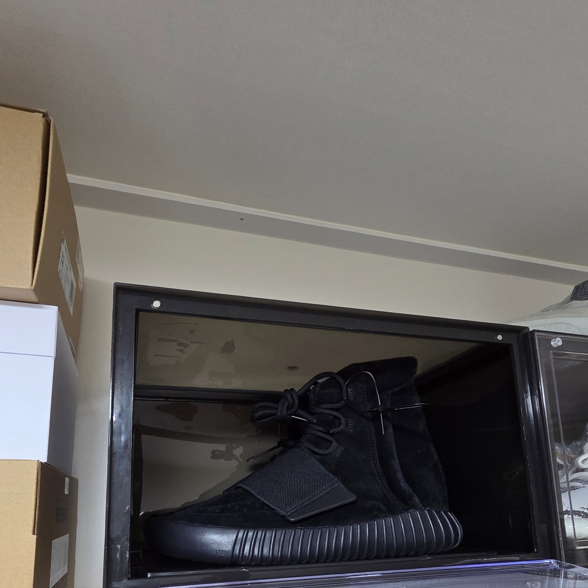 Adidas Yeezy Boost 750 Triple Black 착용 스타일