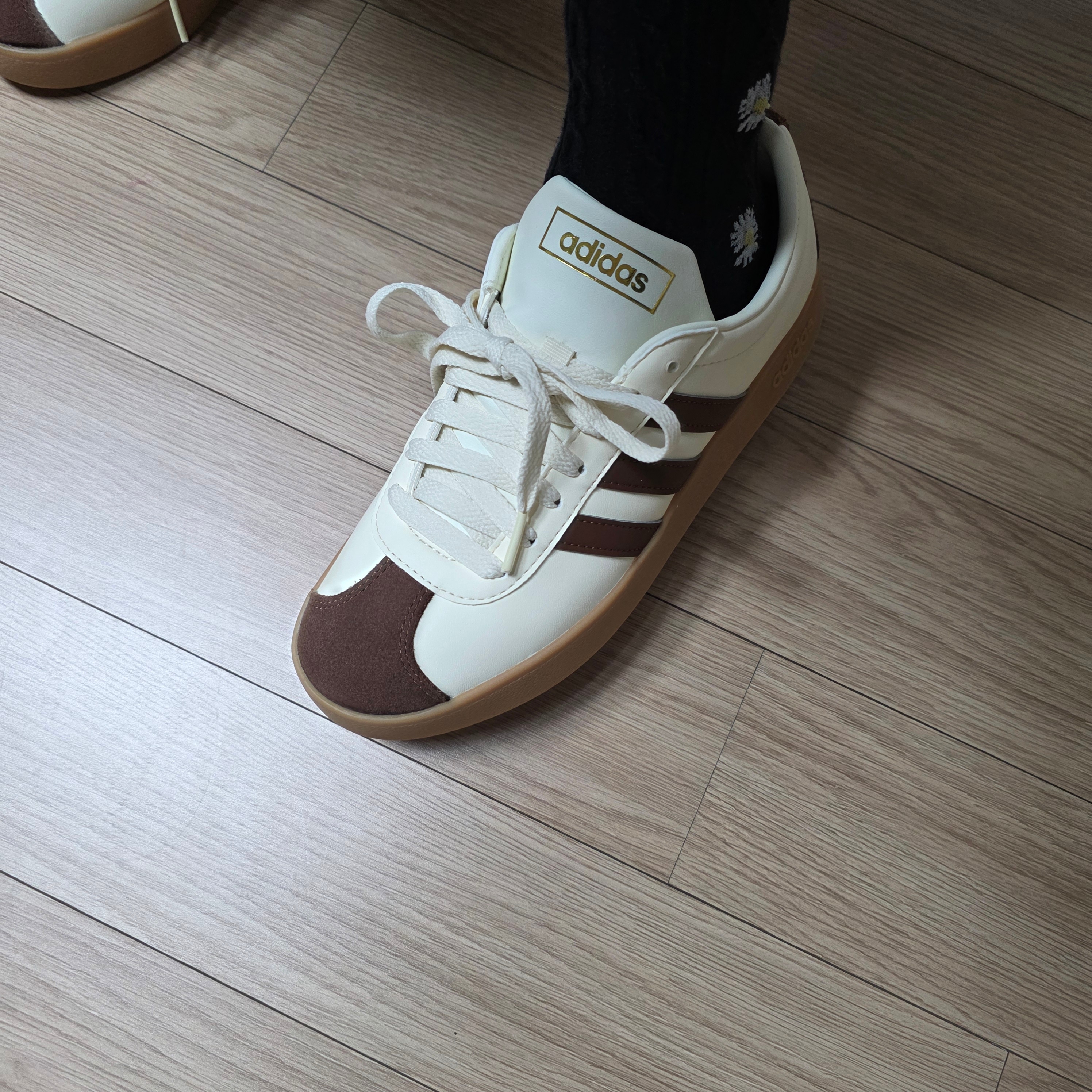 Adidas VL Court 2.0 Cream Brown 착용 스타일 - 3