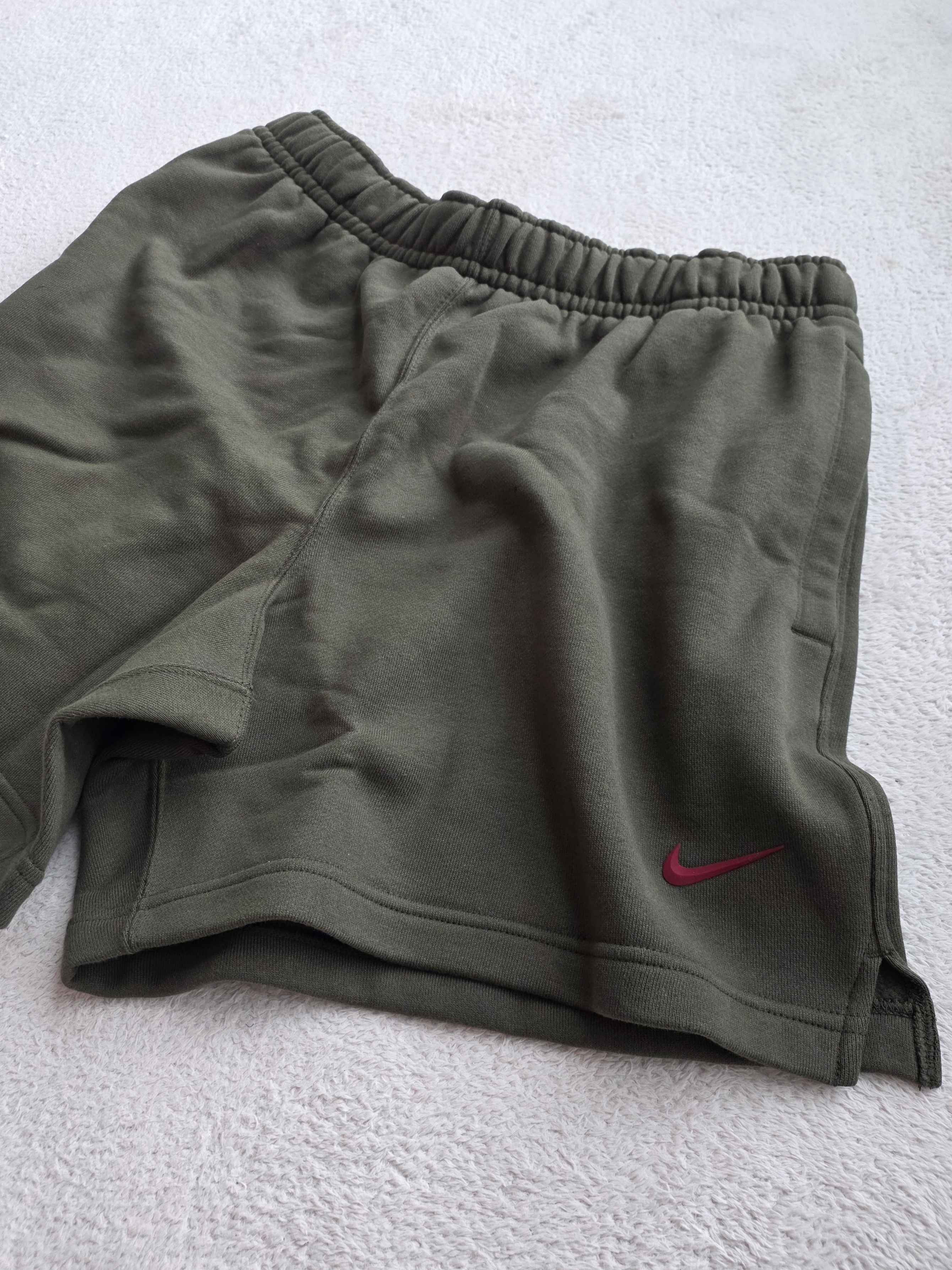 Nike x Drake Nocta Cardinal Fleece Shorts Cargo Khaki - Asia 착용 스타일 - 1