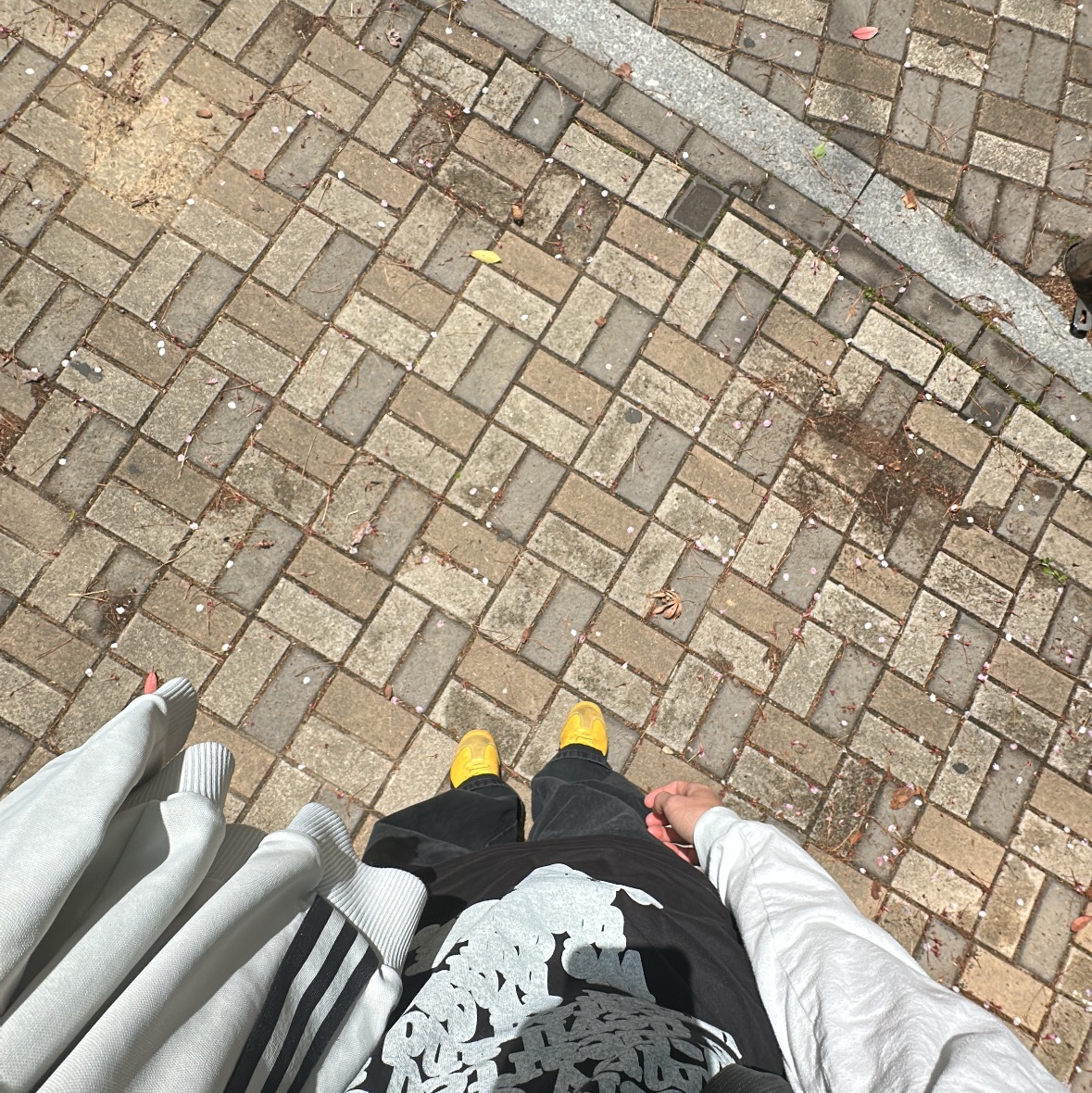 (W) Nike Shox R4 Black, Carhartt Cargo Series Messenger Bag Black 착용 스타일 - 6