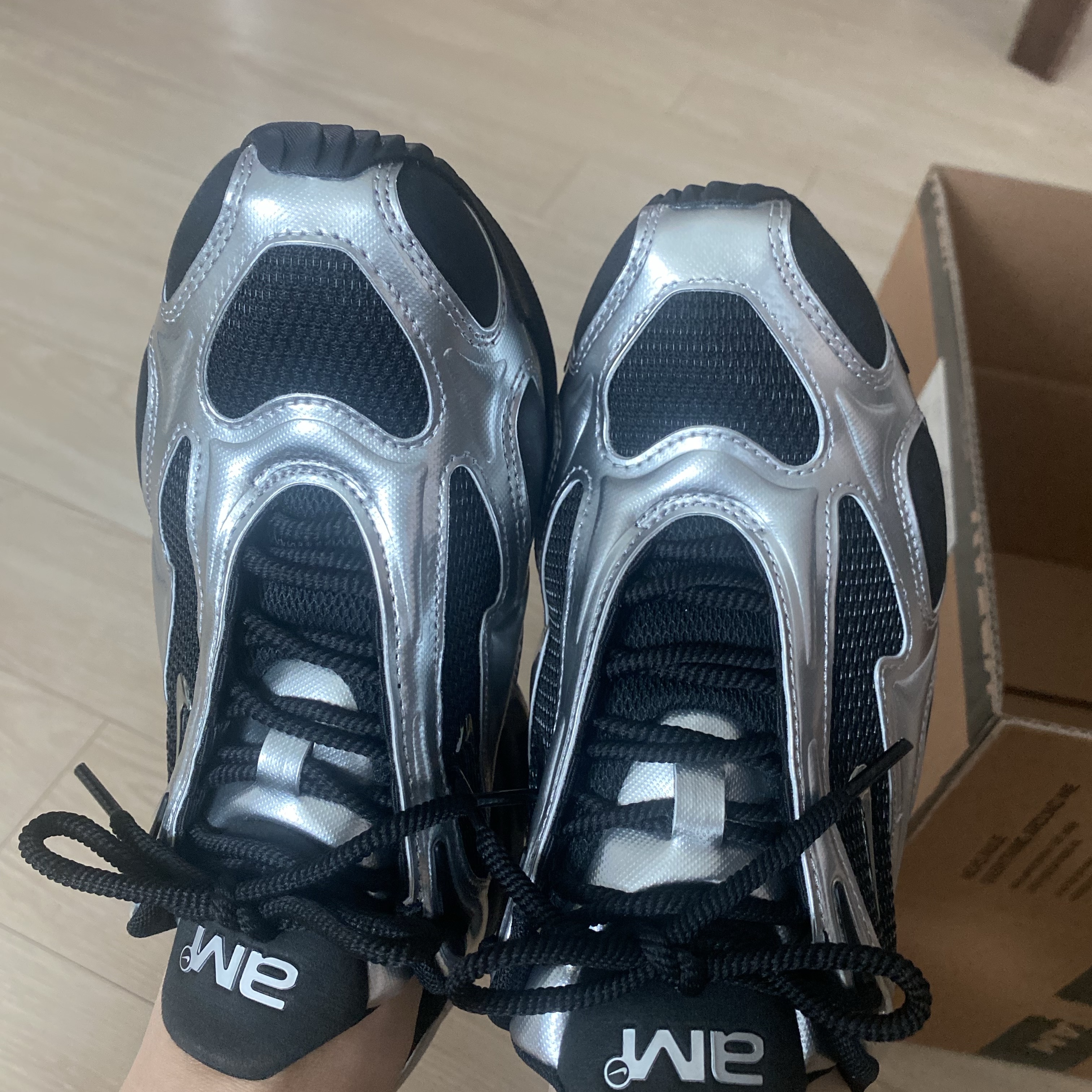 (W) Nike Air Max Muse Black and Metallic Silver 착용 스타일 - 1