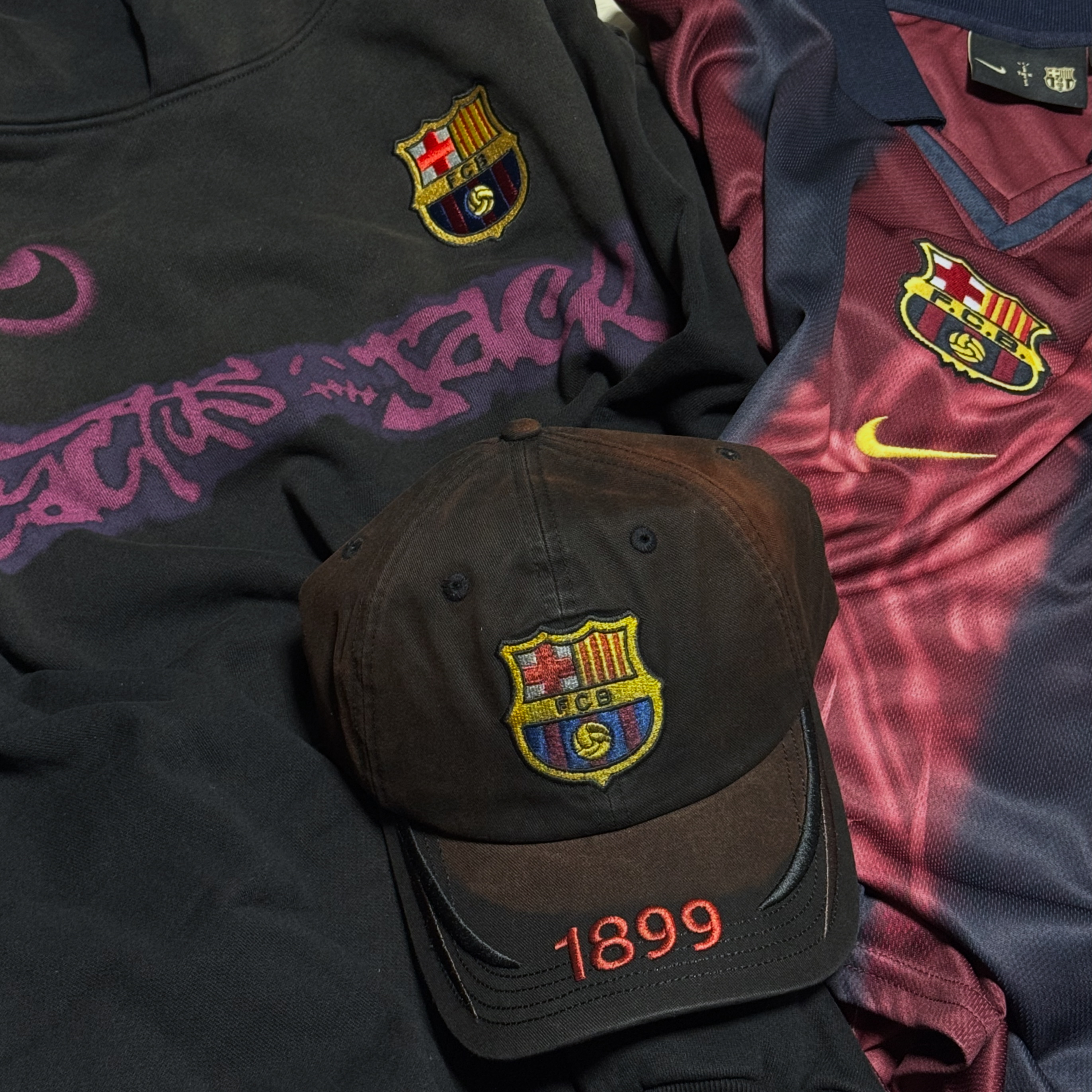 Nike FC Barcelona x Travis Scott Retro 2000/01 Home Skeleton Jersey Multicolor (Non Marking Ver.), Nike FC Barcelona x Travis Scott Spray Logo Hoodie Black 착용 스타일