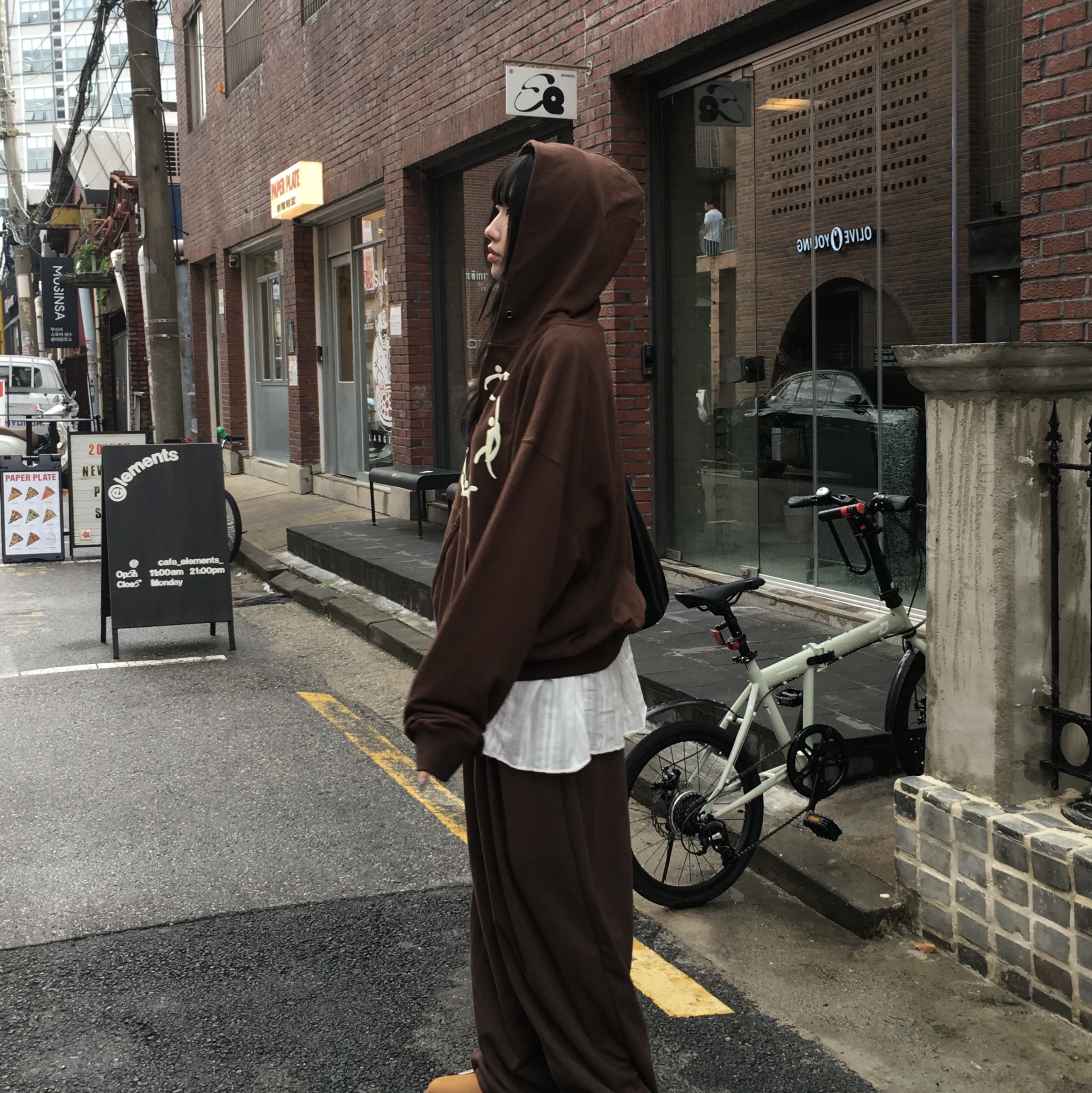 AMOU Dancing Circle Crop Hoodie Zip-Up Navy, AMOU Dancing Circle Crop Hoodie Zip-Up Brown 착용 스타일 - 6