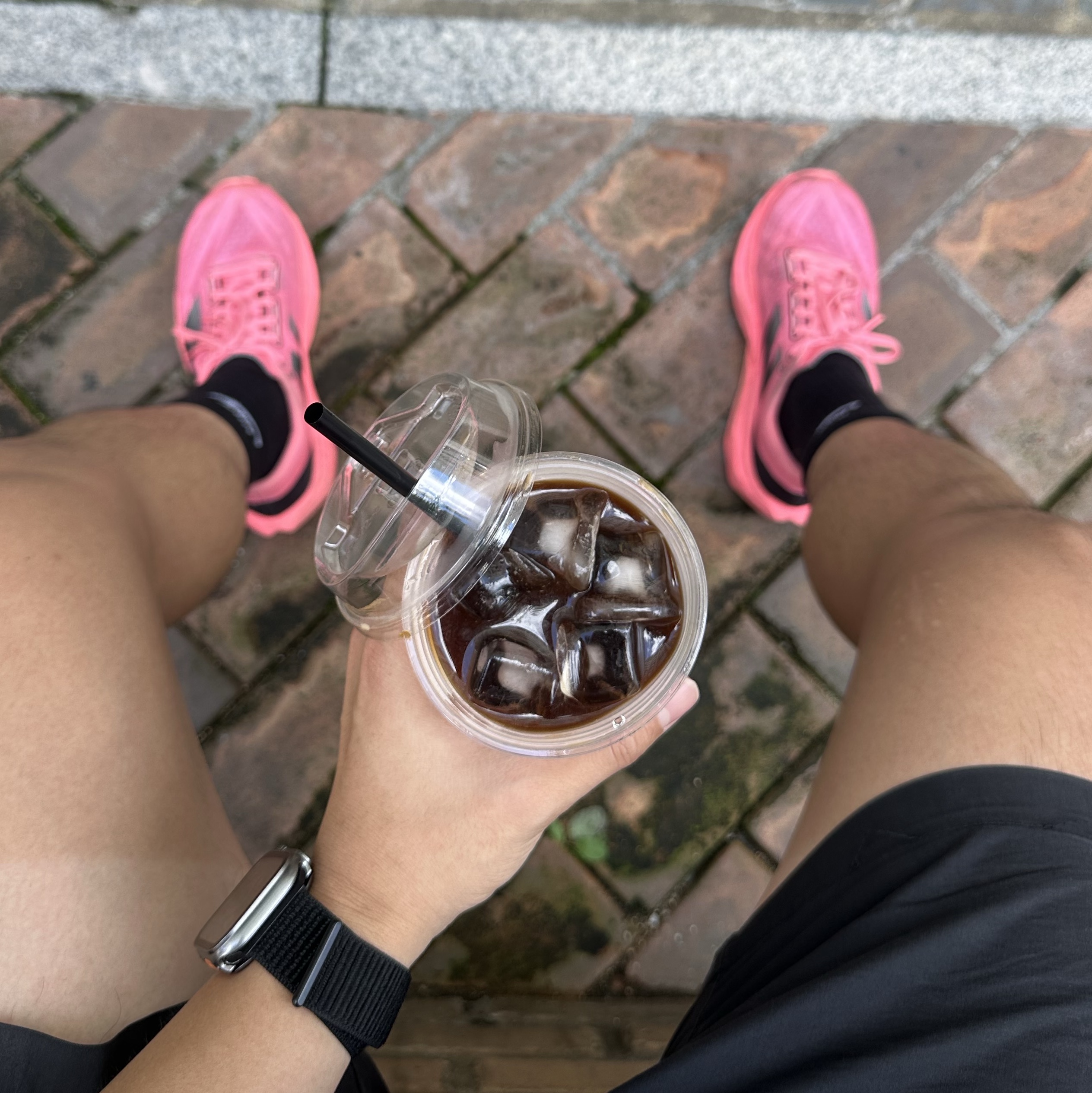 New Balance Fuelcell Rebel v4 Ultra Pink Black - 2E Wide 착용 스타일