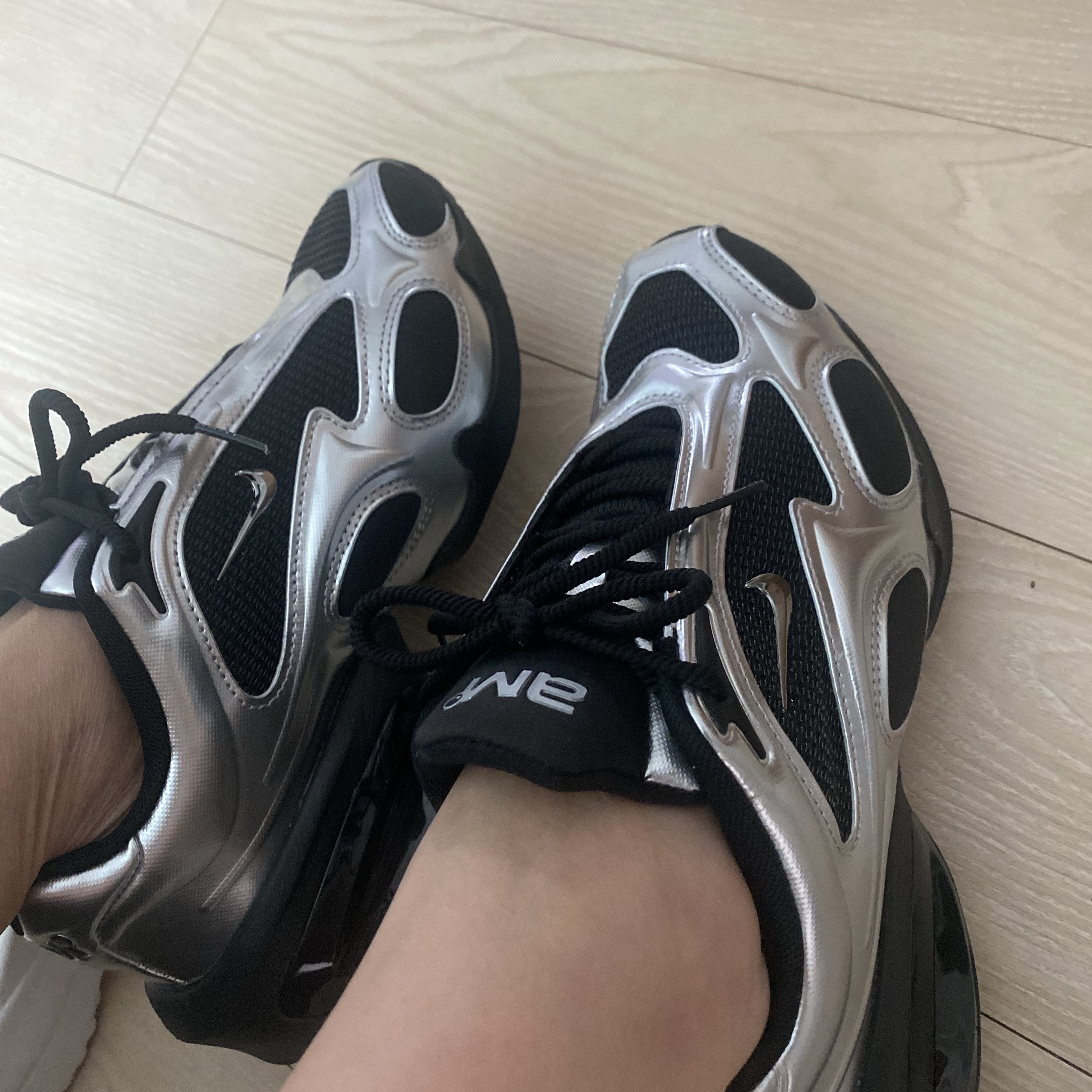 (W) Nike Air Max Muse Black and Metallic Silver 착용 스타일 - 2