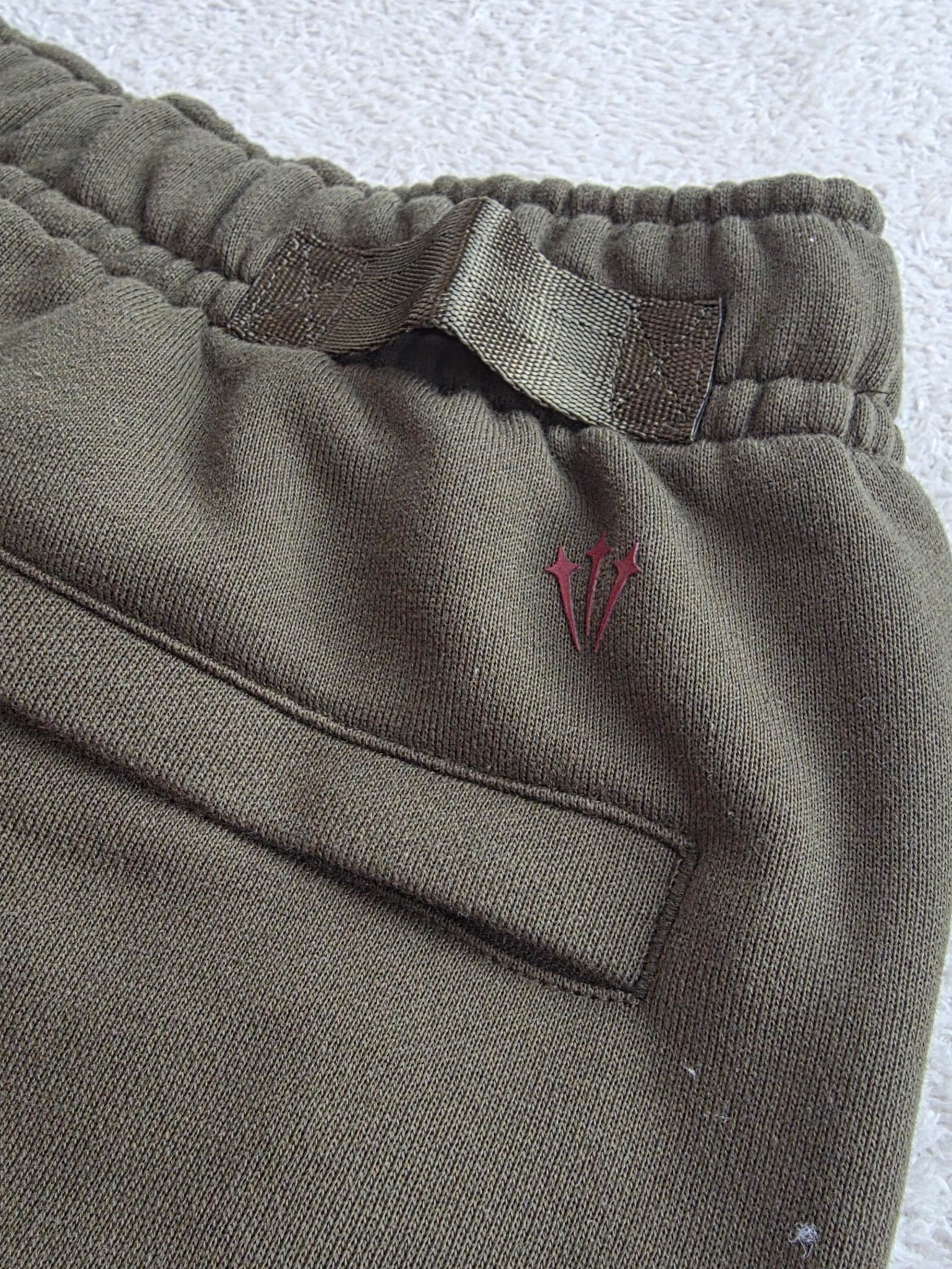 Nike x Drake Nocta Cardinal Fleece Shorts Cargo Khaki - Asia 착용 스타일 - 2