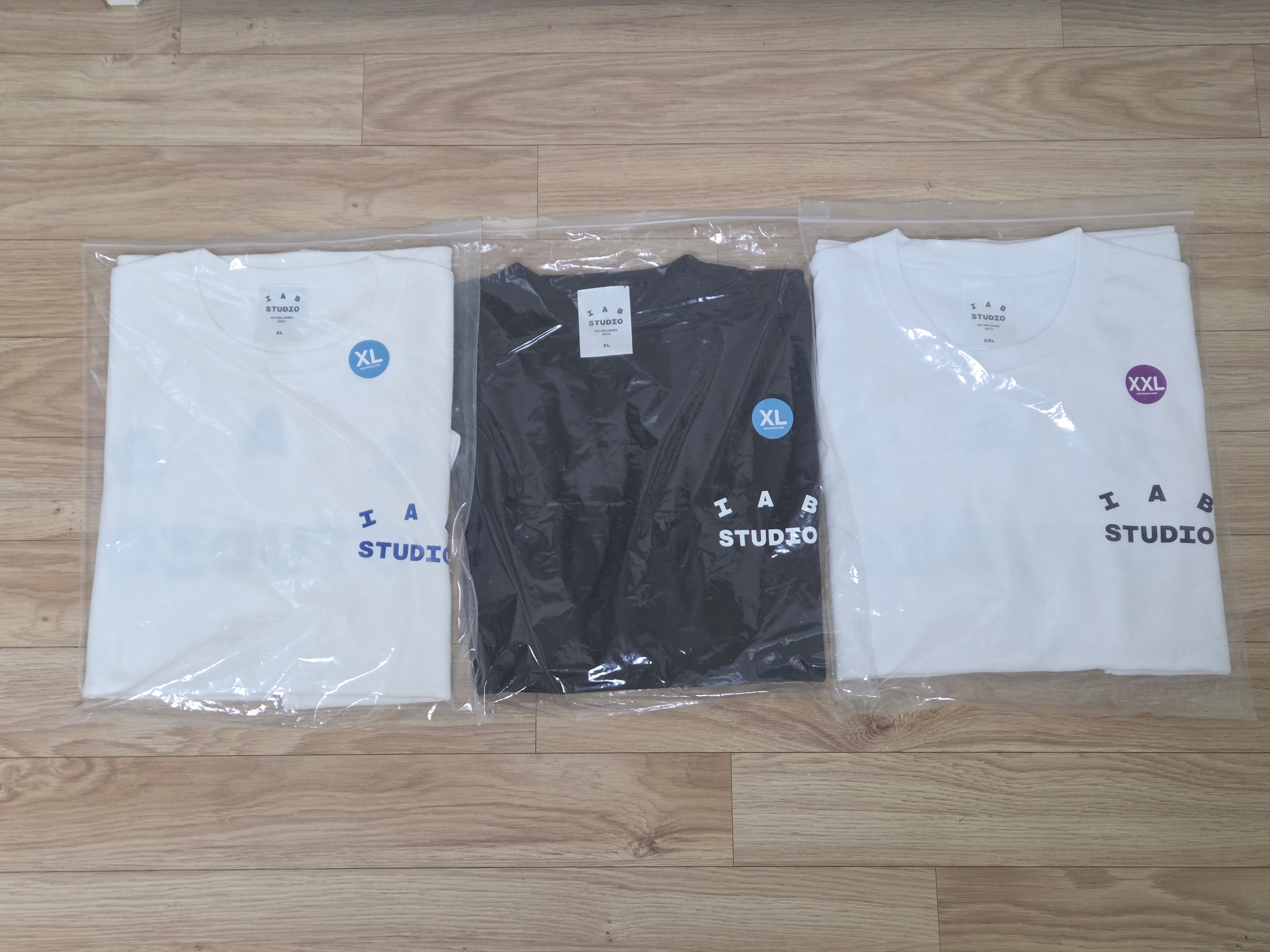 IAB Studio 10th Anniversary T-Shirt White, IAB Studio Basic T-Shirt Black White 착용 스타일