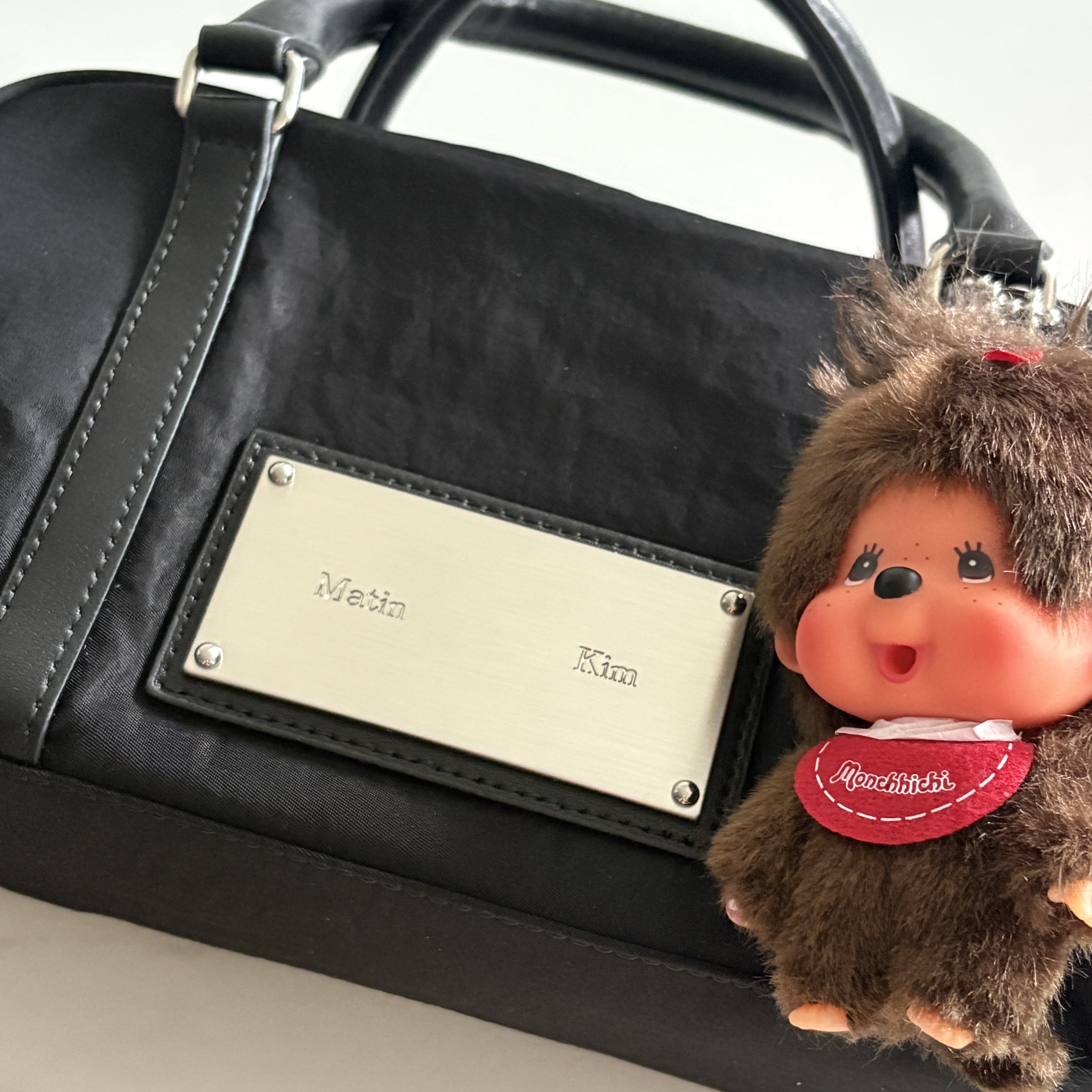 Matin Kim Baby Sporty Tote Bag Black, Monchhichi Bighead SS Girl Key Chain Brown 착용 스타일 - 1