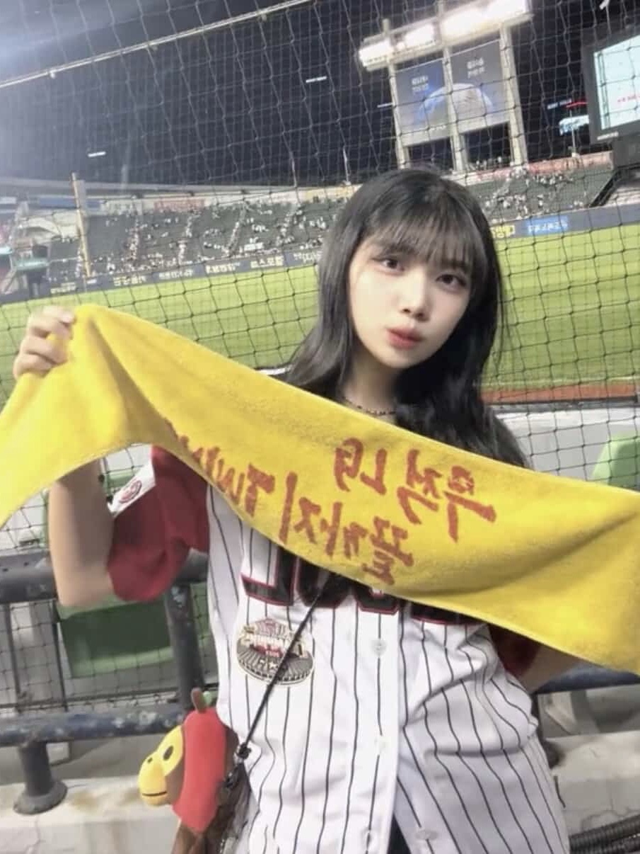 BAPE Baby Milo Plush Mobile Bag Red, LG Twins x Prospecs 2025 Authentic Seoul Uniform Red (Non Marking Ver.) 착용 스타일 - 1