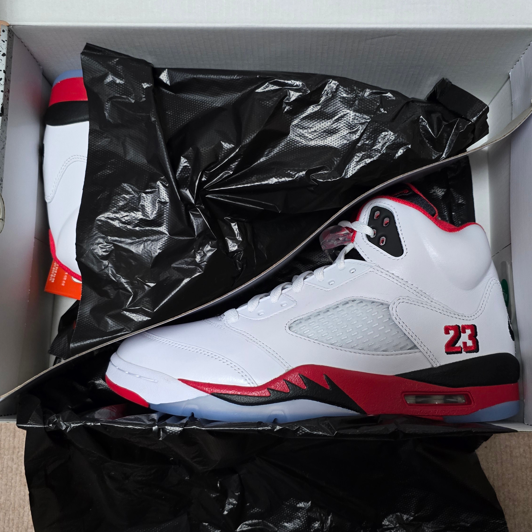 Jordan 5 Retro Fire Red Black Tongue 2025 착용 스타일 - 1