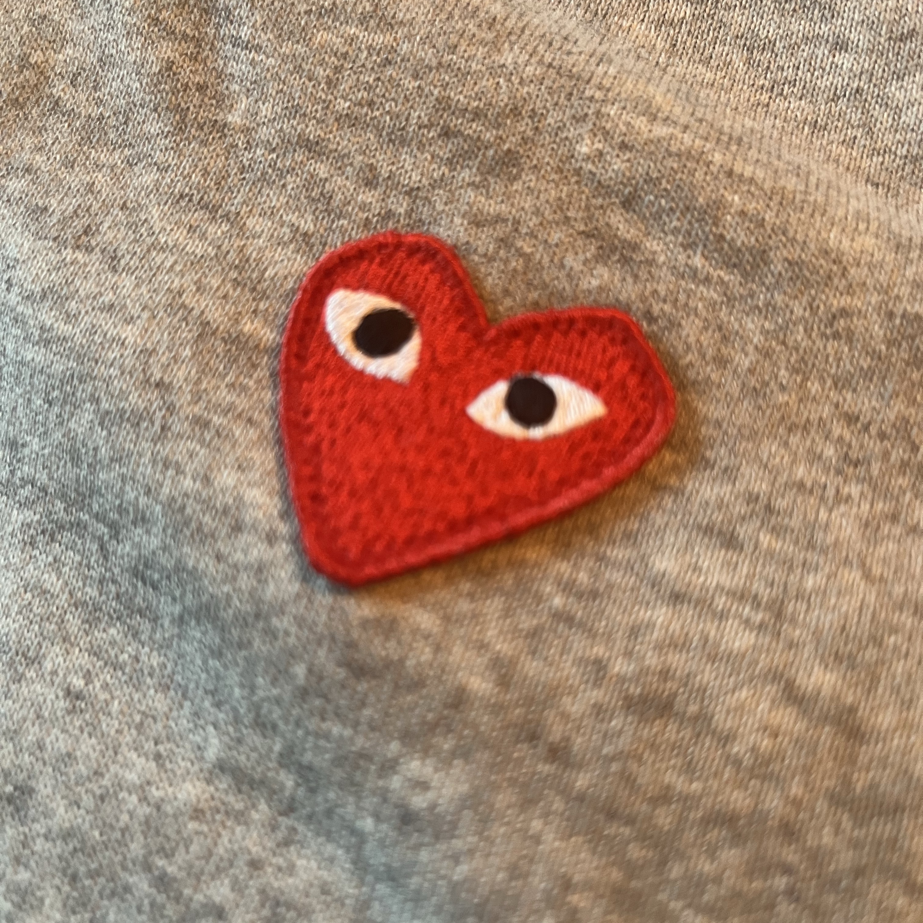 Play Comme des Garcons Red Heart Zip Hooded Sweatshirt Grey 착용 스타일