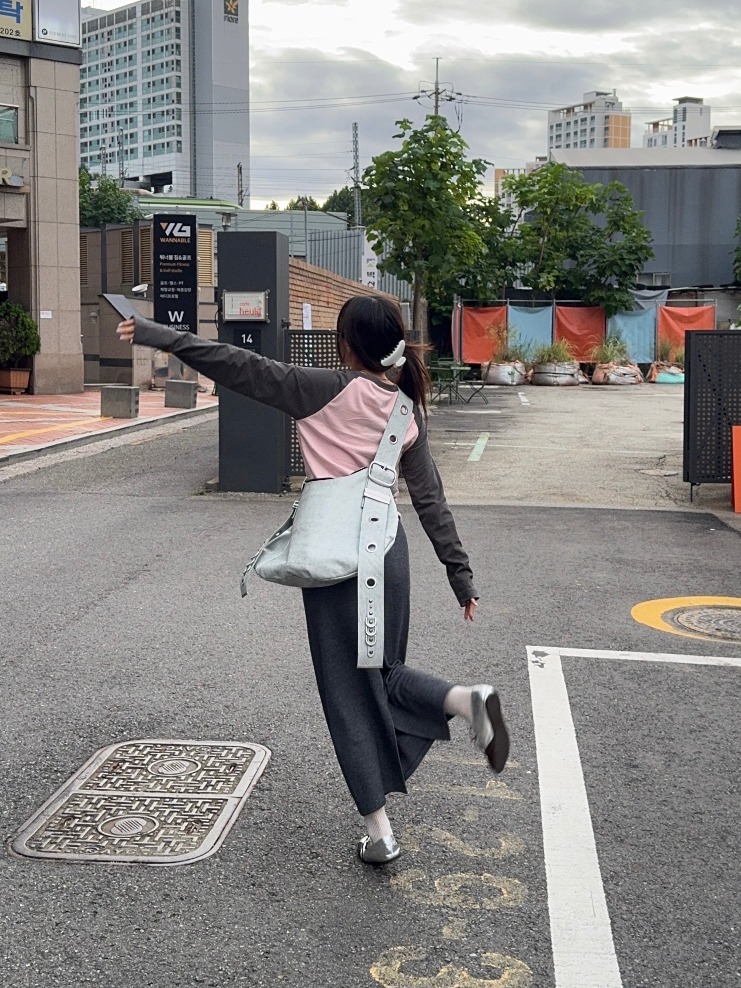 [KREAM 단독] Vacant Archive Bella Wide Strap Hobo Bag Dirty White 착용 스타일 - 3
