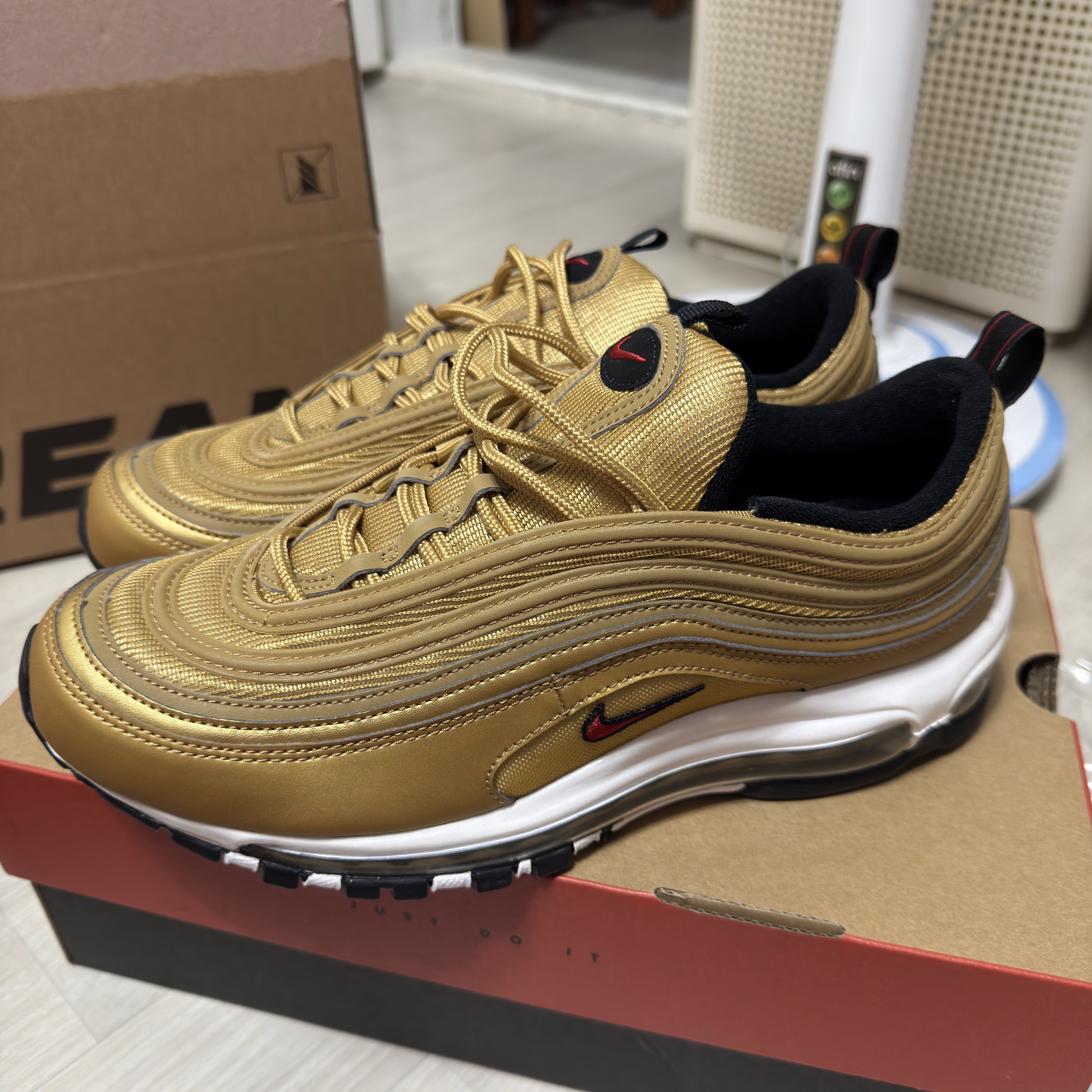 Nike Air Max 97 OG Metallic Gold 2023 착용 스타일