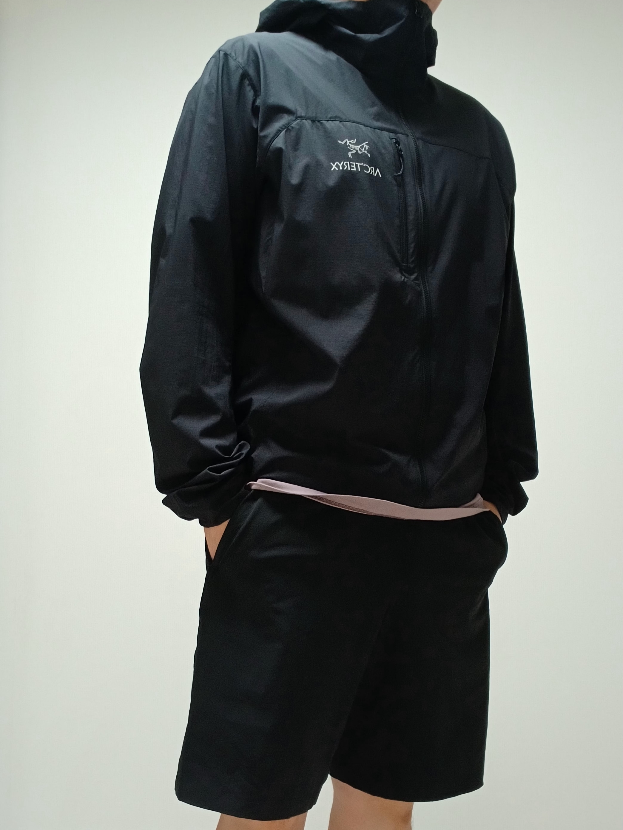 Arc'teryx Squamish Hoody Black, Arc'teryx Arc'word Logo SS T-Shirt Interstellar Phantasm 착용 스타일 - 5