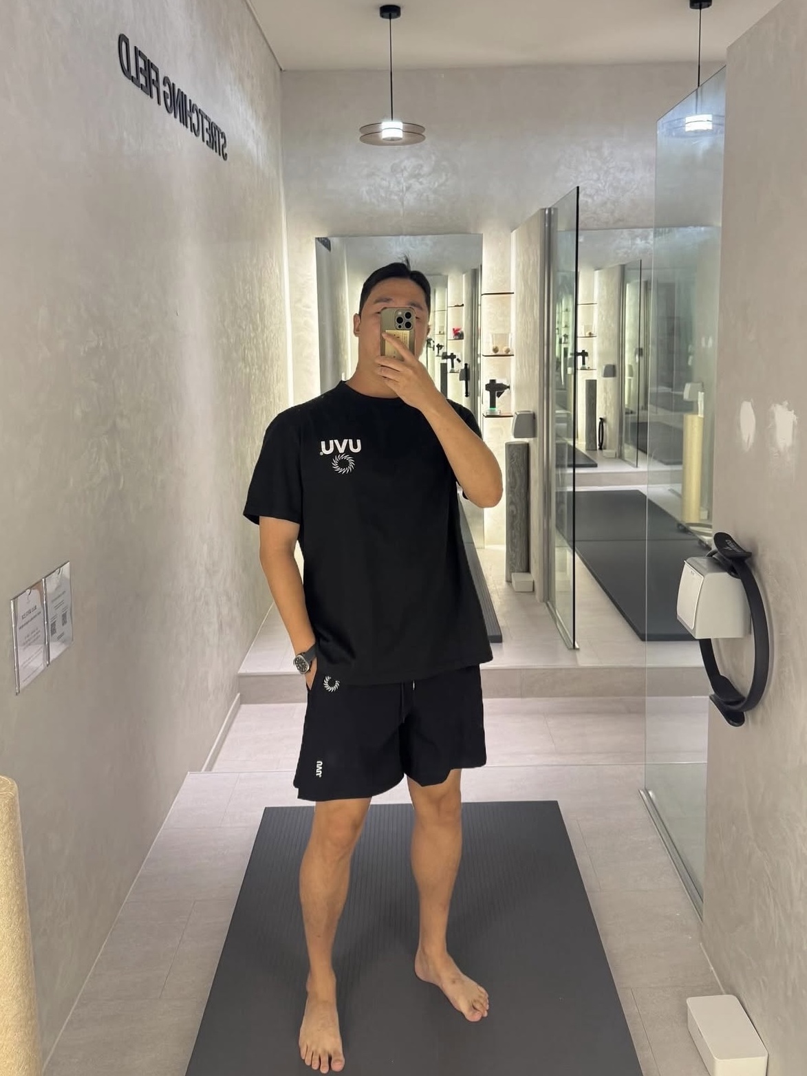 UVU Insignia T-Shirt Black, UVU Training Shorts Black 착용 스타일 - 1