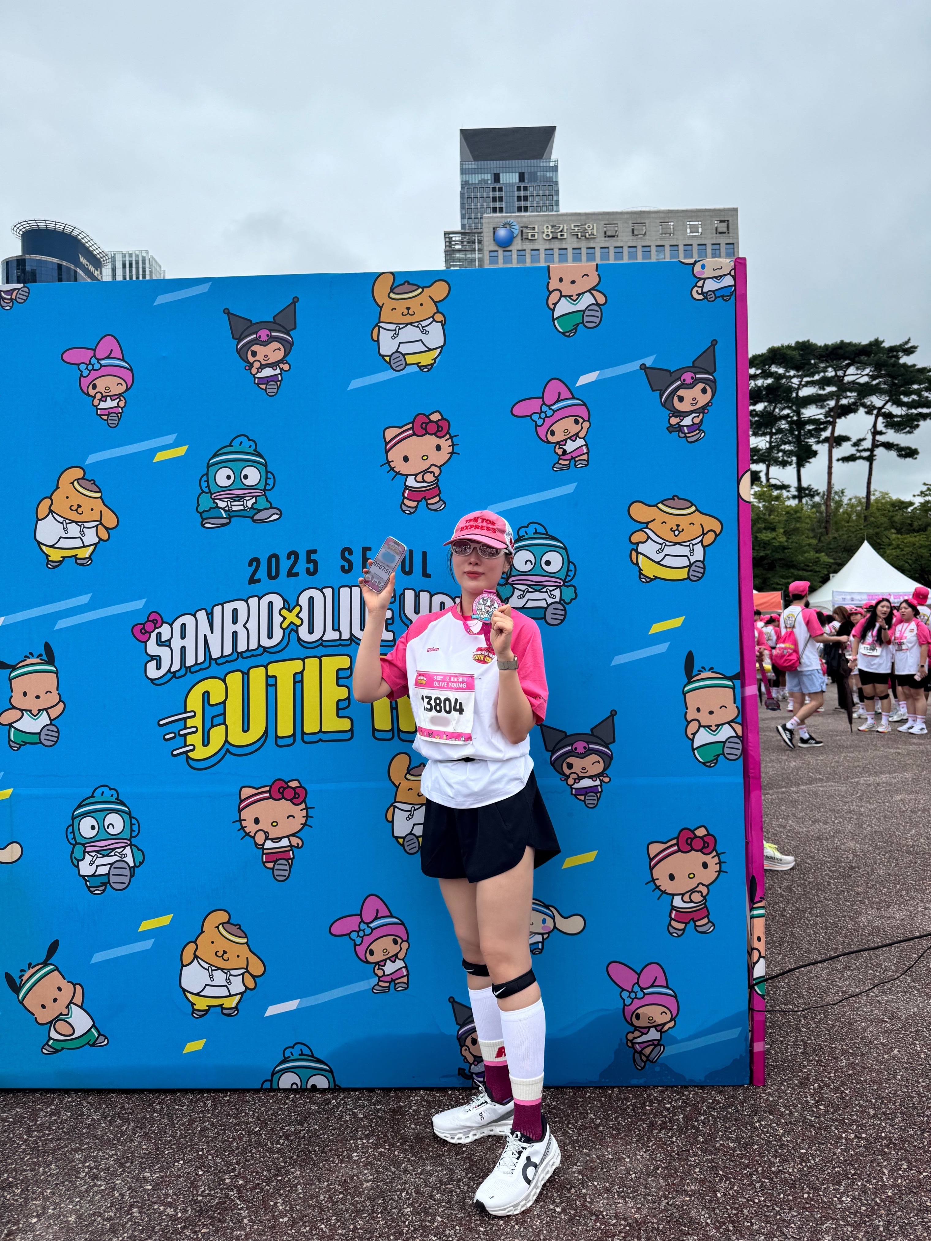 Alex Zono Feet Huggers I Dig Running Socks Purple, On Running Cloudmonster 2 White Frost 착용 스타일